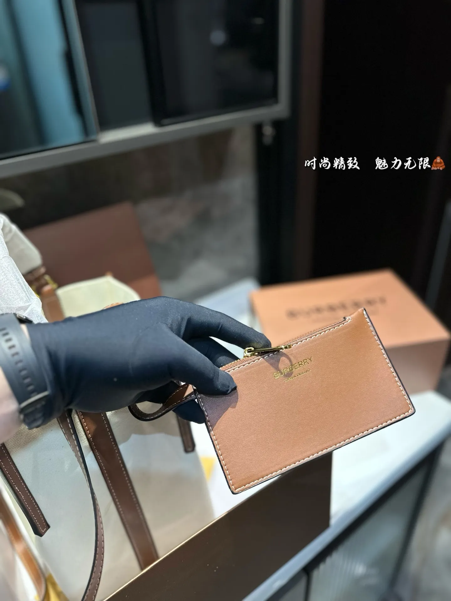 ❤️p130❤️ Burberry越来越文艺了 很久没有巴宝莉有这样心动的感觉了之前也只见过官宣照片 实物到手才发现比想象中的还要美简直一见钟情自从 Riardo tisci加入Burberry 以来搞了好多大事件！启 用新logo 开创新monogram打造全新包款 今年春夏毫不张扬低调上线的帆布系列包包 简直就是偷心多少人感叹因为这几款帆布包 也变成了不敢随便进的店新款的帆布水桶包不仅好看 造型和其他帆布包也不太一样特别的样式自带vintage气质帆布面料比全皮的看起来更有质感更特别自带文艺小清新的气息 上身搭配也是超乎想象的显气质 尺寸21*25.5cm