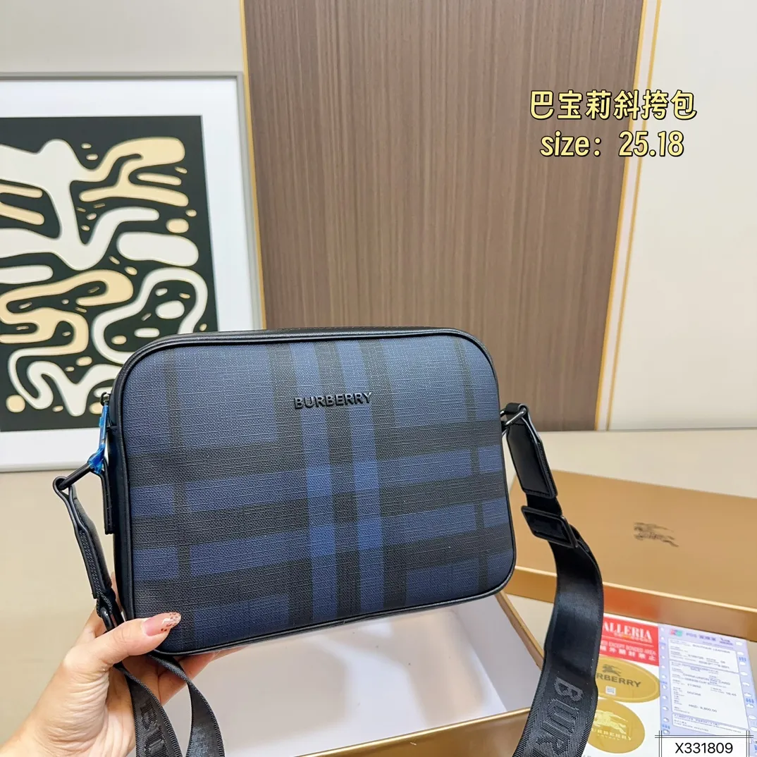 💰125 配盒 尺寸25.18 巴宝莉新款邮差包/斜跨包😄爆款🆕单品，皮质柔软 手感超赞 高端五金拉链头 做工细节精致 休闲低调实用，高品质 ！