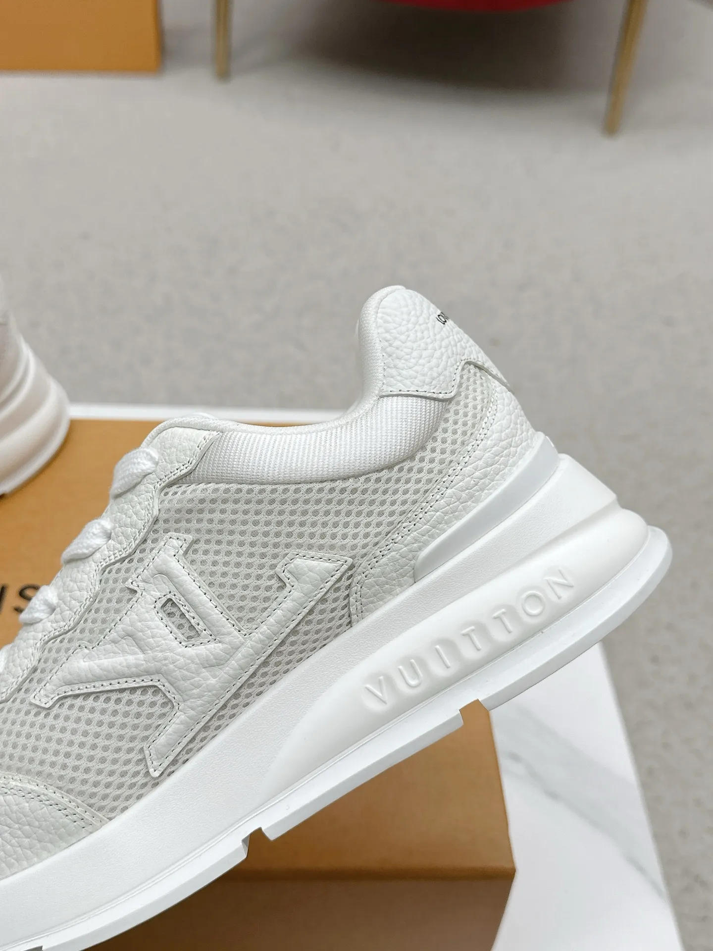 💰320 LV路易威登春夏最新款运动鞋 2025春夏新款 顶级版本‼️原版一致专柜主打最新款休闲鞋 硬货上新✨代购级别！高级感十足！国内外博主刷爆的一款，复古又时髦 增高神器 上脚美炸了！穿上满满的幸福感！官网主推款 ▪️鞋面:荔枝纹小牛皮（纹路细腻不是很粗那种）面料▪️内里:意大利进口透气纱网 ▪️大底:原版开模TPU大底▪️Size男39-44（男款45定制）