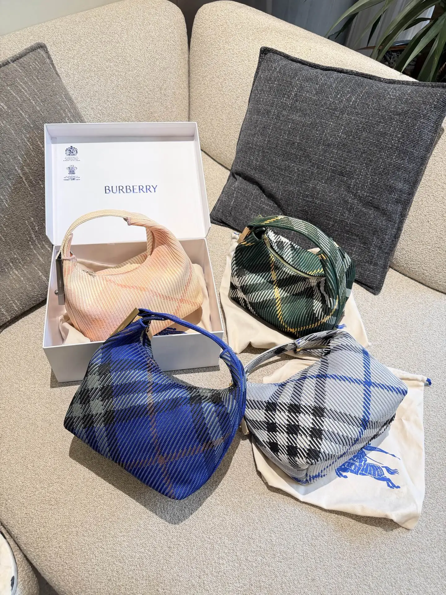 p215 Burberry粉色Peg腋下包 Burberry粉色Peg腋下包,采用柔软编织材质,触感温暖轻盈,春夏穿搭超适合!包身简约,经典格纹+蜜桃粉,清新优雅又百搭+。23x10.5x21.5cm约23x10.5x21.5cm,容量适中,通勤休闲都能hold住。双提手设计,手提肩背都OK,实用又时髦。Peg系列是Burberry经典款,时尚圈超受欢迎,春夏裙装或休闲装都能轻松搭配,日常出街必备!