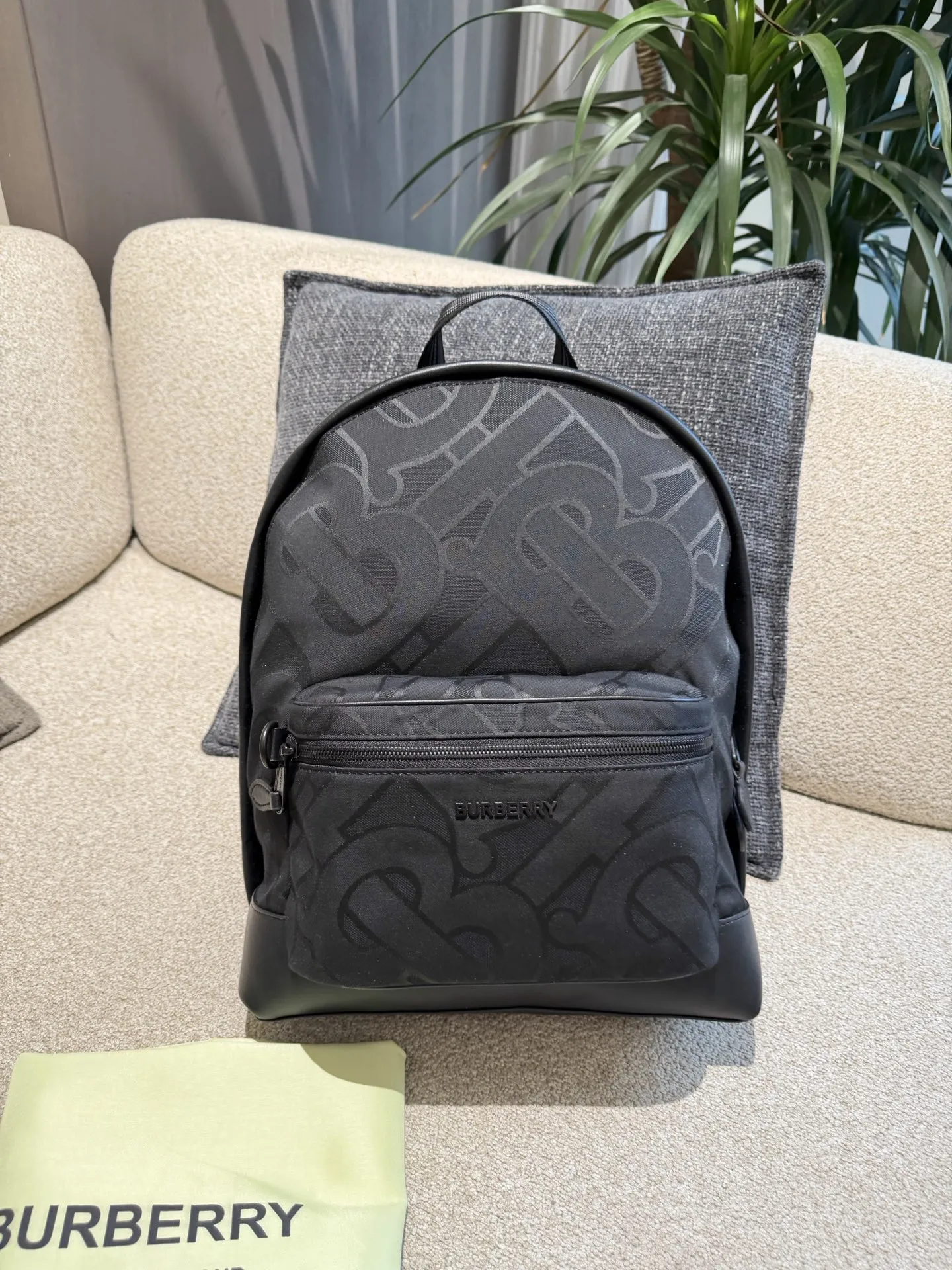 p220 Burberry TB标识尼龙双肩包 Burberry TB标识尼龙双肩包,黑色尼龙材质+经典TB提花,低调又有辨识度+。包身自重轻,容量大,通勤、短途旅行都超实用!内部隔层丰富,能装下电脑、文件等日常物品,外部拉链口袋方便收纳小物。尼龙材质耐用易清洁,还很环保。男女都能背,简约百搭,实用又时髦,是出行必备好物!32×40