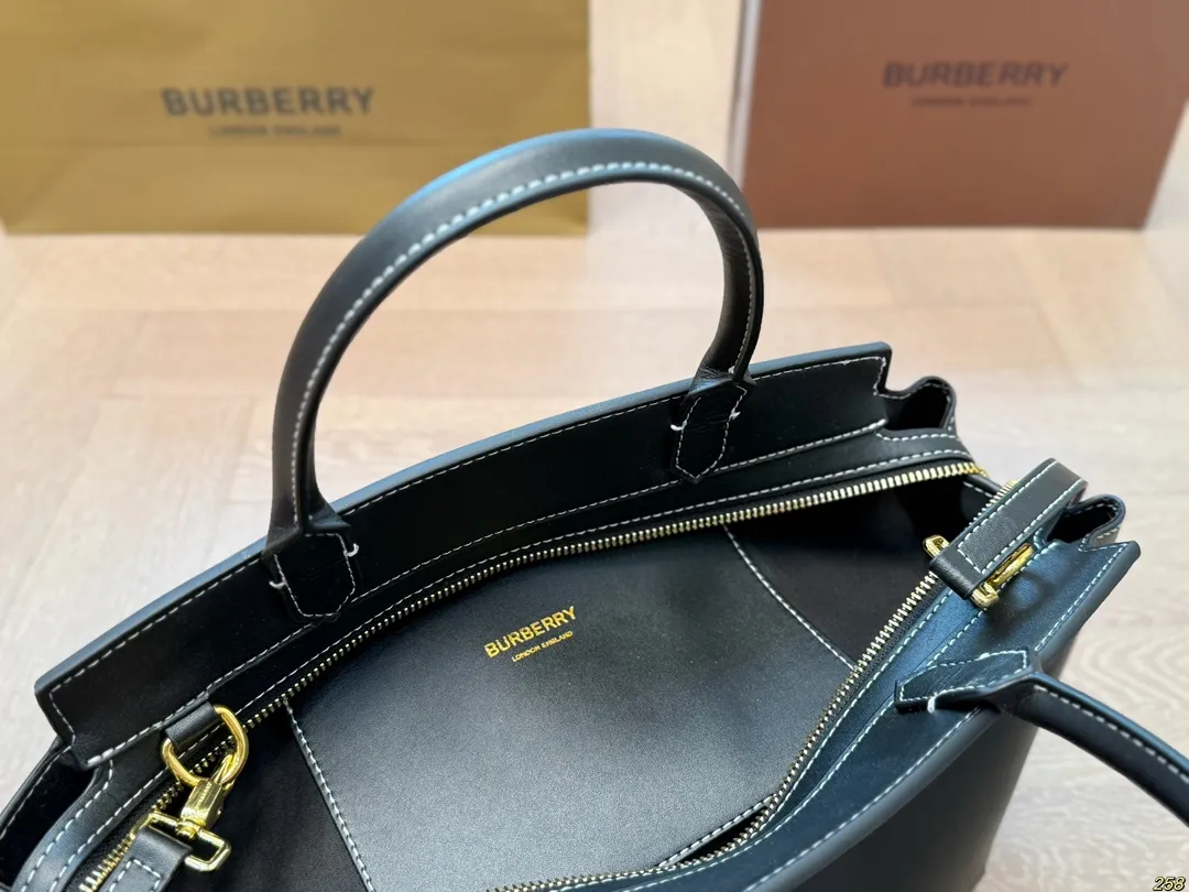 &yen;160 Burberry 巴宝莉👜 简直必备款 上身真的很好看 经典气质款 日常出行 容量很大 尺寸28 20