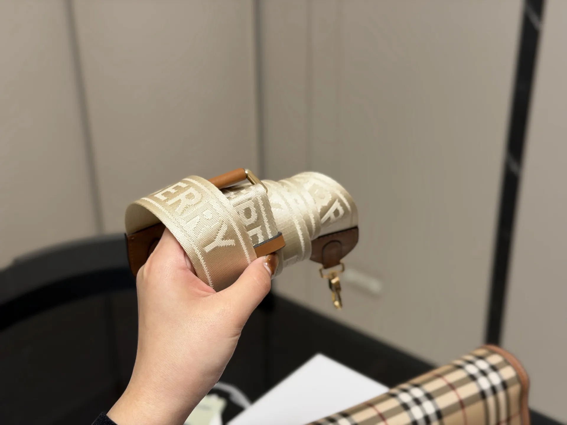 ¥170 配盒 size:24*13cm 巴宝莉帆布邮差包! 自带vintage气质。 橄榄绿看起来更有质感,更特别。