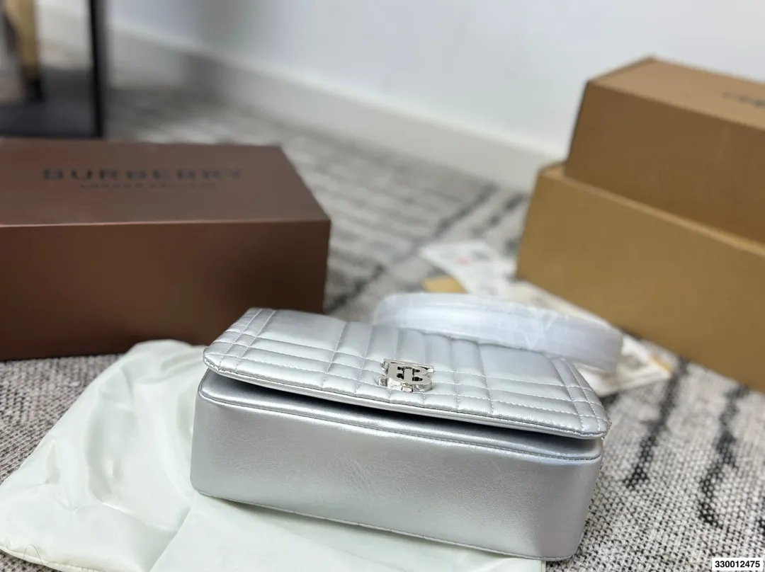 p165 配礼盒 burberry Lola新品链条包 软软的皮质加上珩缝工艺写满了高级! 和我的基础款怎么搭都好看! 尺寸22.15