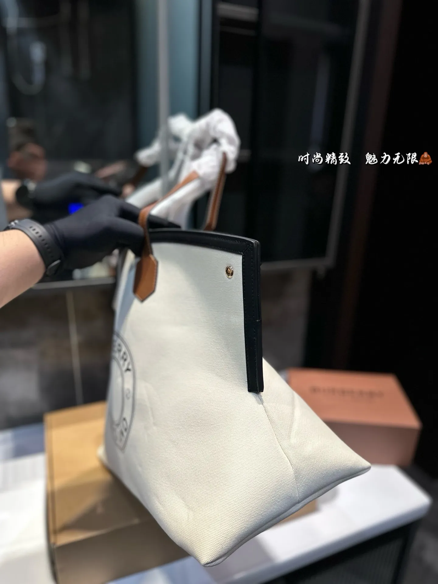 ❤️p160❤️ Burberry 2020SS托特包!!购物袋 推 荐给大家 巴宝莉大家好.推荐给大家是2020SS走秀款非常实用和百搭.相对很多托特包来说.这个款满轻便又耐用的一款! 太喜欢这个款式啦 推荐自留 尺寸 45 33