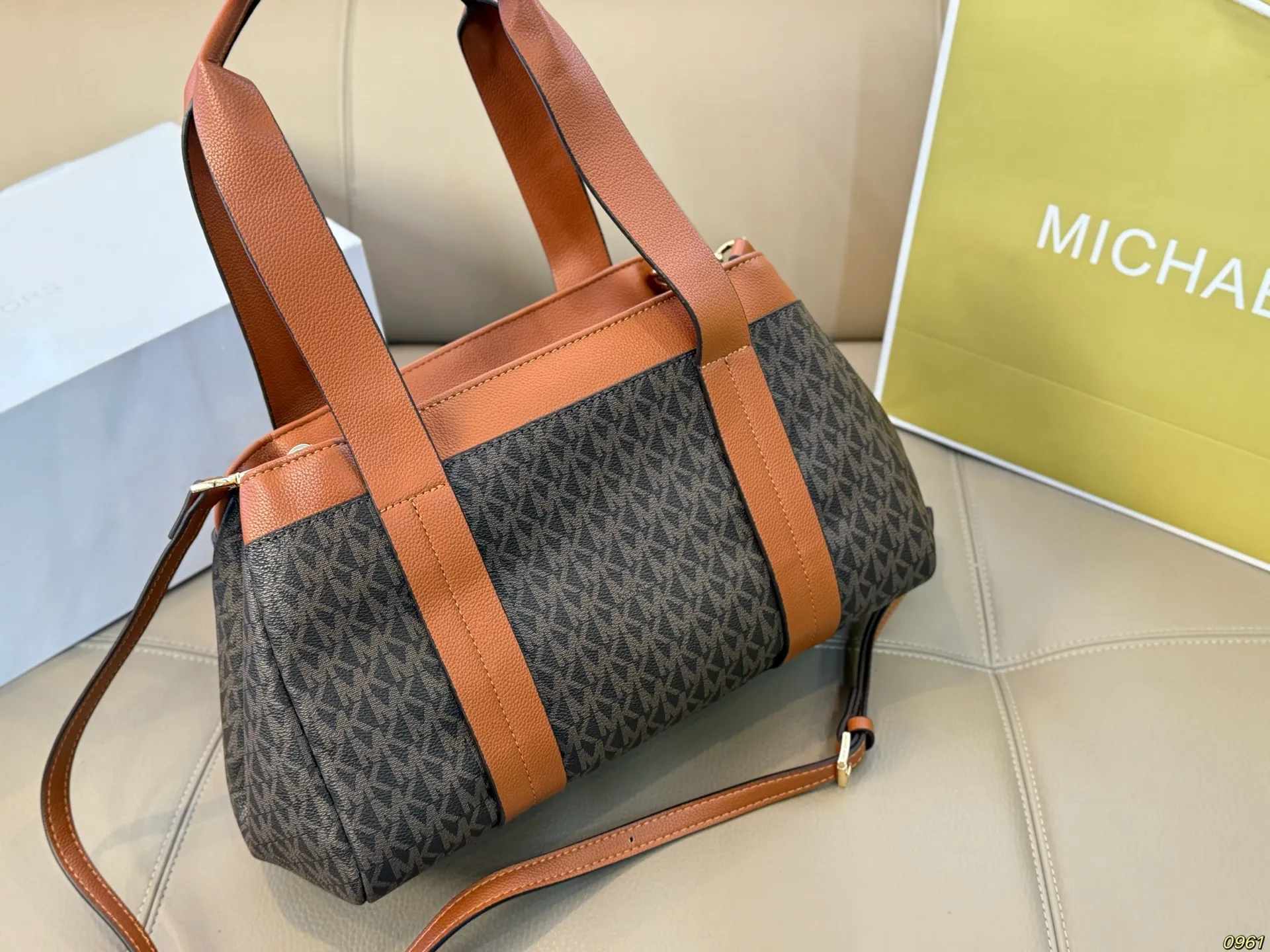 ¥165折叠盒 MK手提包托特包 简直无法拒绝 超显气质 高级感十足 集美必入款 尺寸32 18