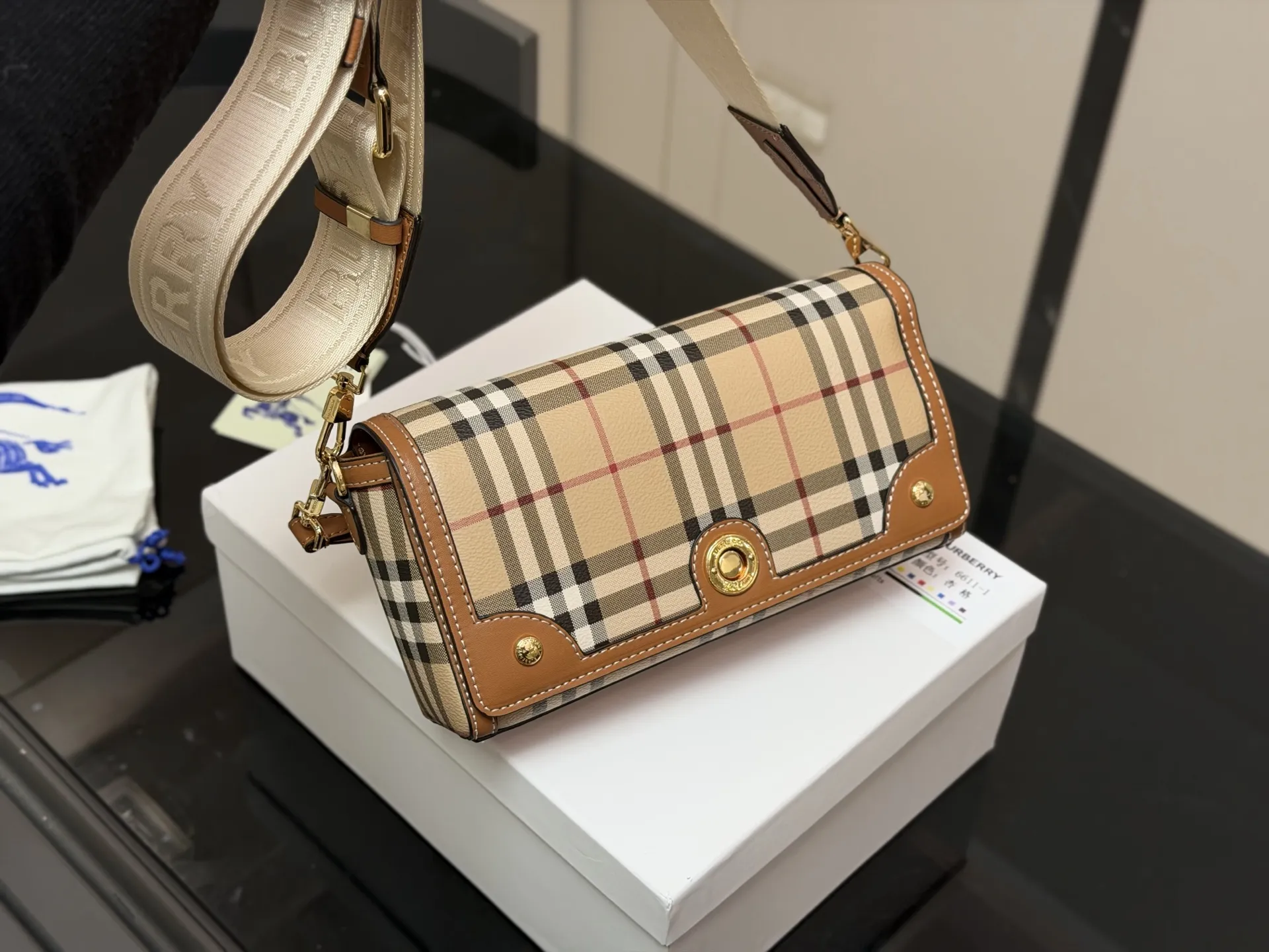 ¥170 配盒 size:24*13cm 巴宝莉帆布邮差包! 自带vintage气质。 橄榄绿看起来更有质感,更特别。