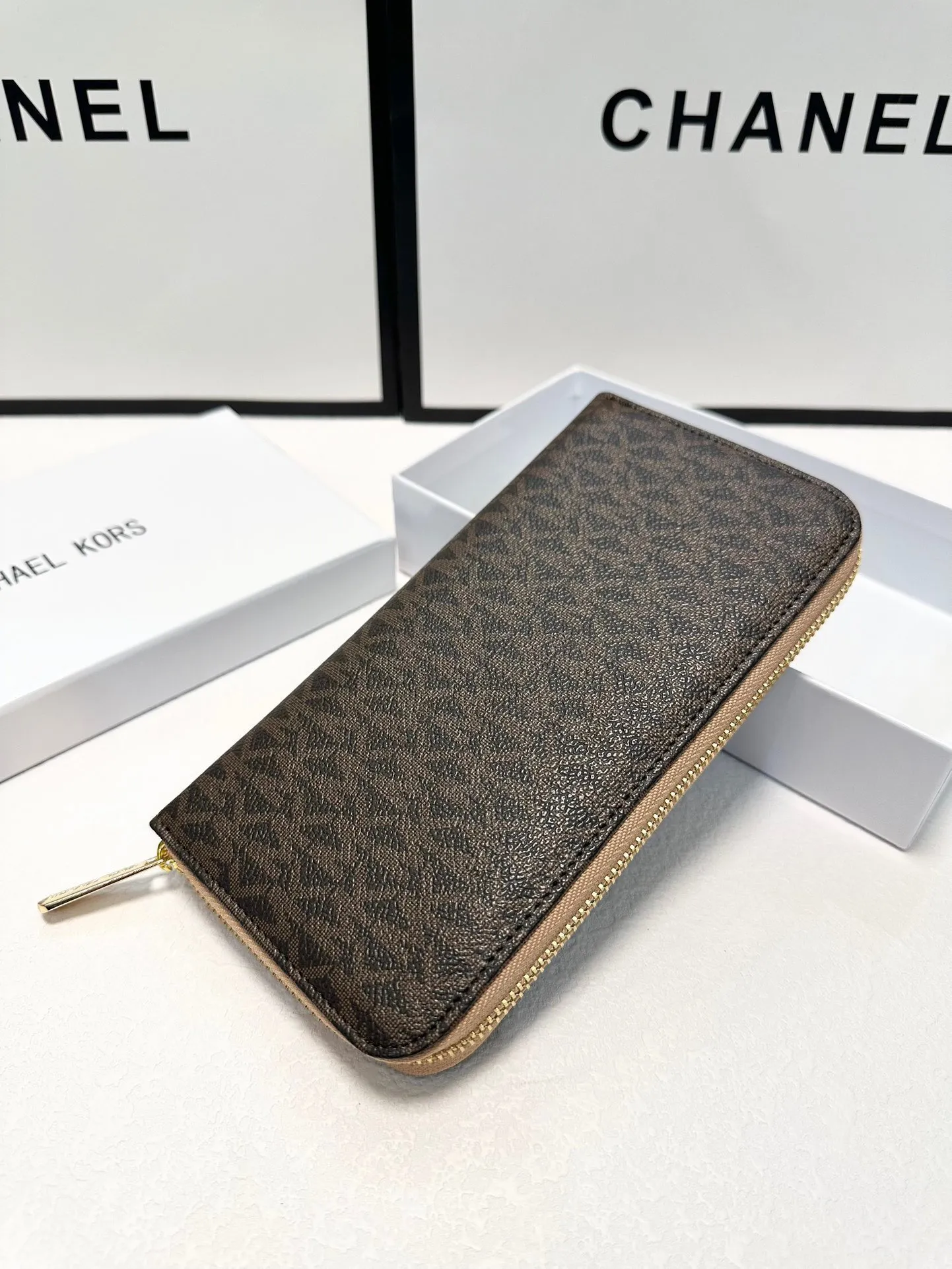 P95🎀🎀颜色 咖🎀尺寸 19x10🎀实拍MK✨优质牛皮🐂手感一流👏时尚设计💋潮版百搭，简约大方，经典永不过时💍单拉链钱包