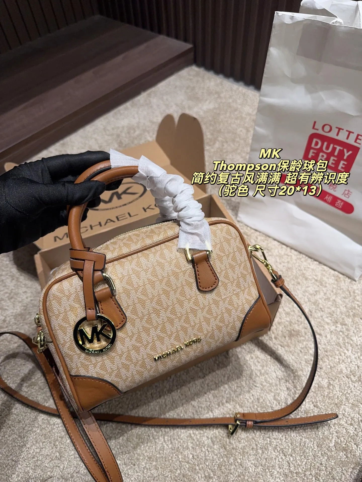 P160配飞机盒⚠️尺寸20*13 MK Thompson保龄球包 经典老花帆布＋棕色皮革拼接，简约复古风满满！日常通勤、出街都超实用，手机、钱包、钥匙轻松装下。肩带可调节，手提、斜挎随心切换，百搭又灵活。正面MK金属吊牌超有辨识度，时尚感拉满，是MK家超火的热门款