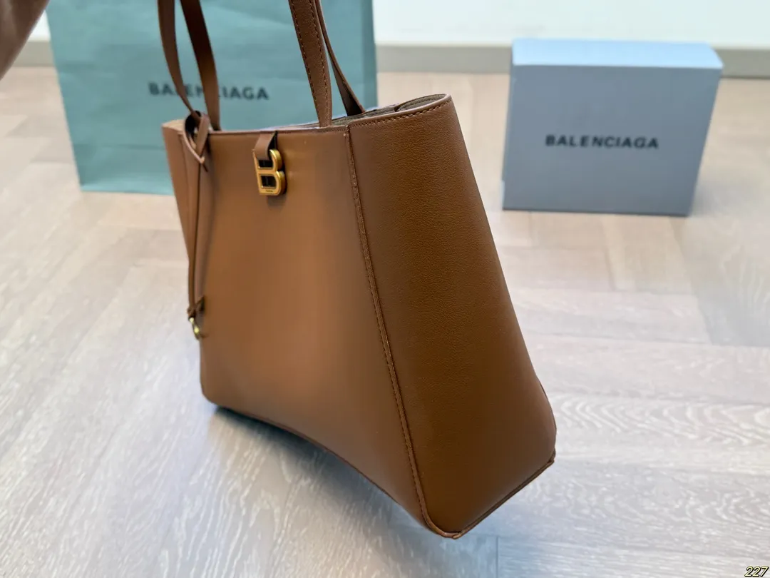 ¥140/¥135 BALENCIAGA巴黎世家 Hampton Carry All托特包❤️ 低调有质感,独特的艺术气息 标志性logo 辨识度超高~ 设计简单新颖。相当有质感✔️ 空间超大 质感超好很厚实但又不失柔软‼️ 尺寸36 27/24 26