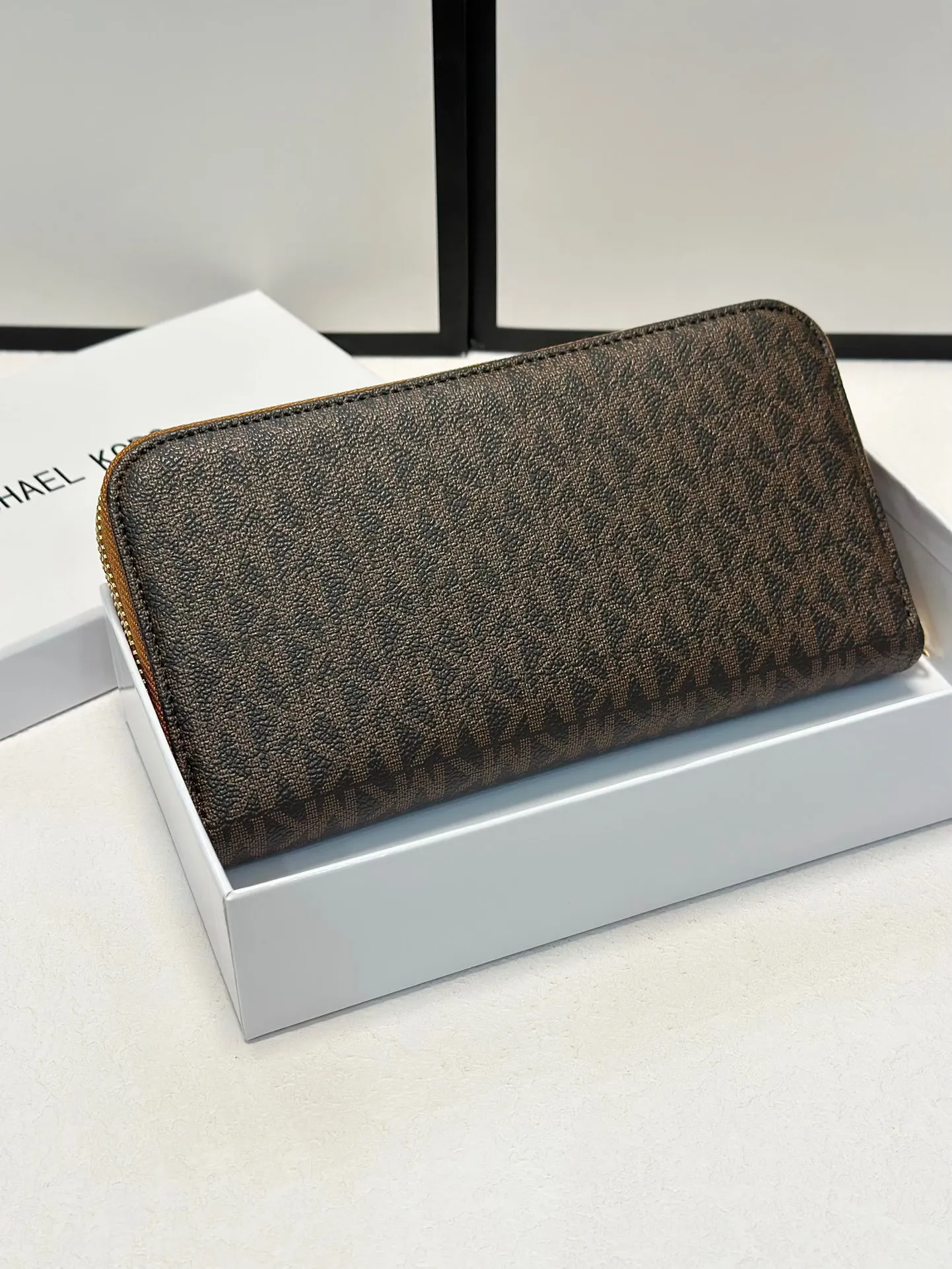 P95🎀🎀颜色 咖🎀尺寸 19x10🎀实拍MK✨优质牛皮🐂手感一流👏时尚设计💋潮版百搭，简约大方，经典永不过时💍单拉链钱包