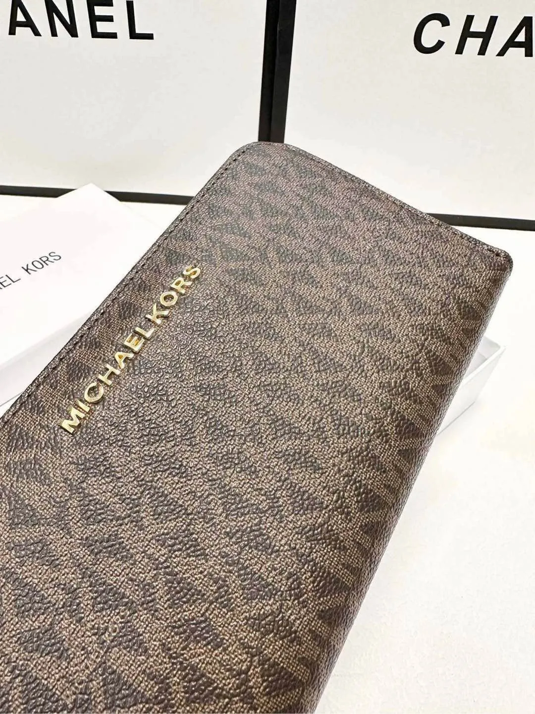 P95🎀🎀颜色 咖🎀尺寸 19x10🎀实拍MK✨优质牛皮🐂手感一流👏时尚设计💋潮版百搭，简约大方，经典永不过时💍单拉链钱包