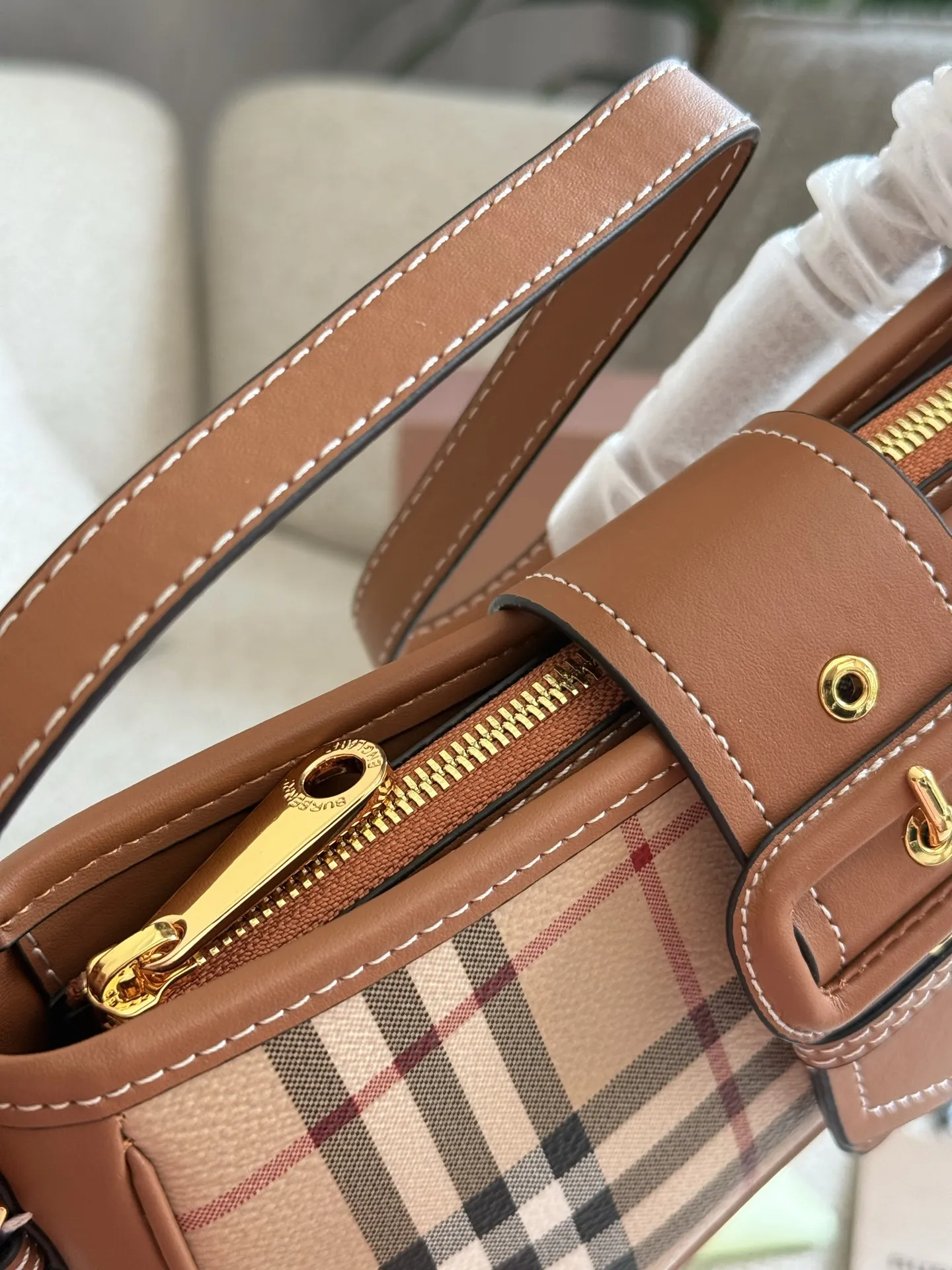 p155 你的夏日必备包款|BURBERRY 采用BURBERRY品牌典藏格纹,将复古的英伦风展现得淋漓尽致,不同的包型可以打造不同的风格体验感25cm