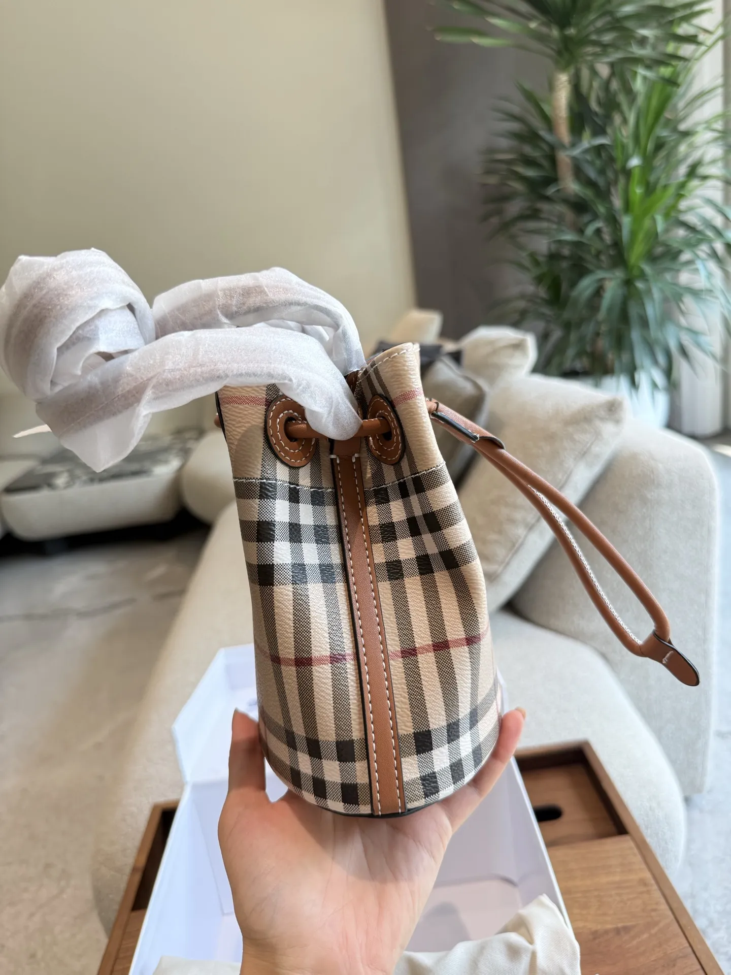 p165 年底到了。2快来-只BURBERR发财桶到发财$水桶包，选用涂层棉质混纺面料打造。于意大利工坊精制而成。 秋冬必备百搭斜挎包. 满满的高级感，时尚女士必备。 商品规格:16.5 x11x 18.5cm,肩背带最短垂直佩戴长度:48cm，肩背带最长垂直佩戴长度:54cm