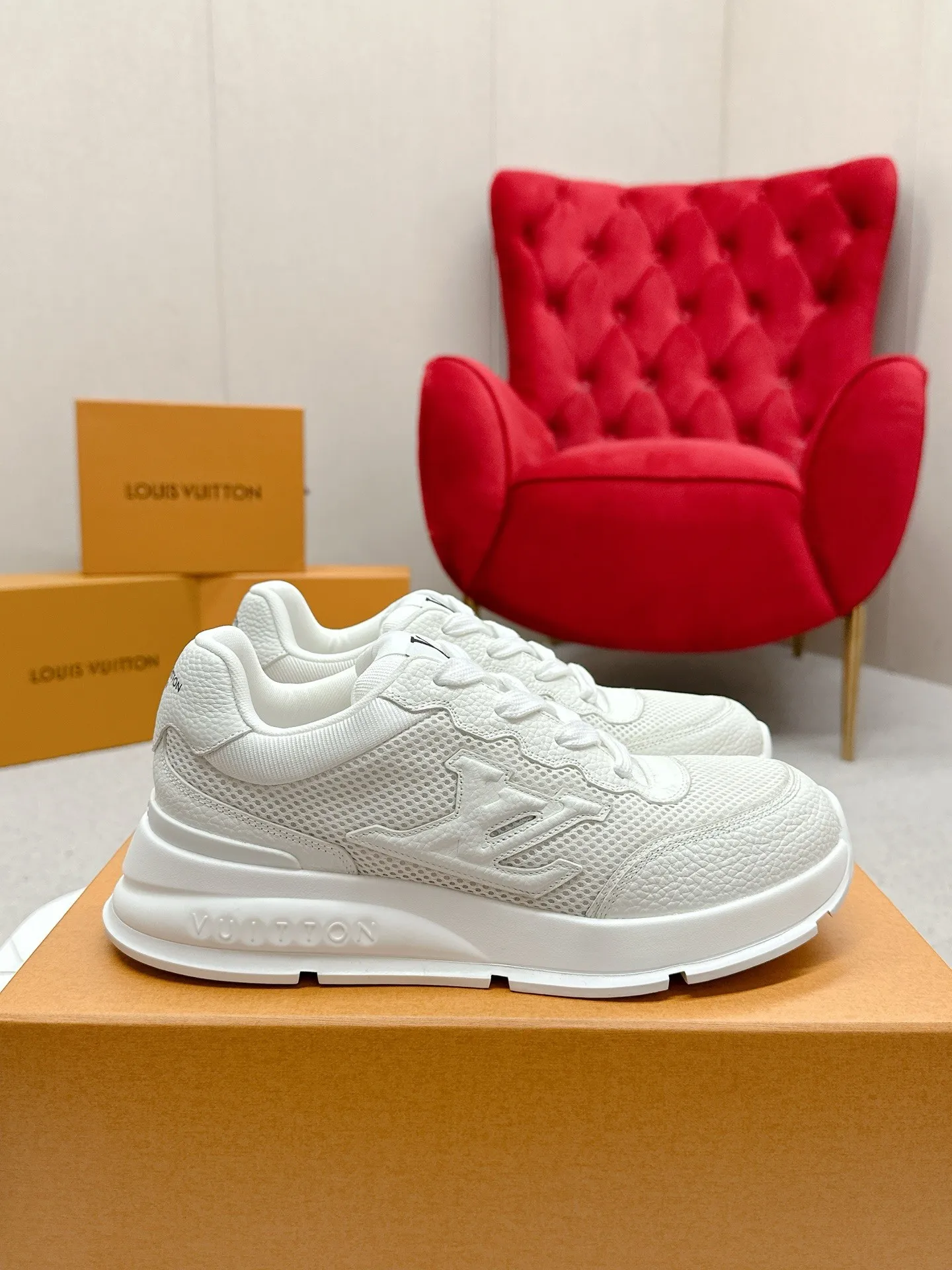 💰320 LV路易威登春夏最新款运动鞋 2025春夏新款 顶级版本‼️原版一致专柜主打最新款休闲鞋 硬货上新✨代购级别！高级感十足！国内外博主刷爆的一款，复古又时髦 增高神器 上脚美炸了！穿上满满的幸福感！官网主推款 ▪️鞋面:荔枝纹小牛皮（纹路细腻不是很粗那种）面料▪️内里:意大利进口透气纱网 ▪️大底:原版开模TPU大底▪️Size男39-44（男款45定制）