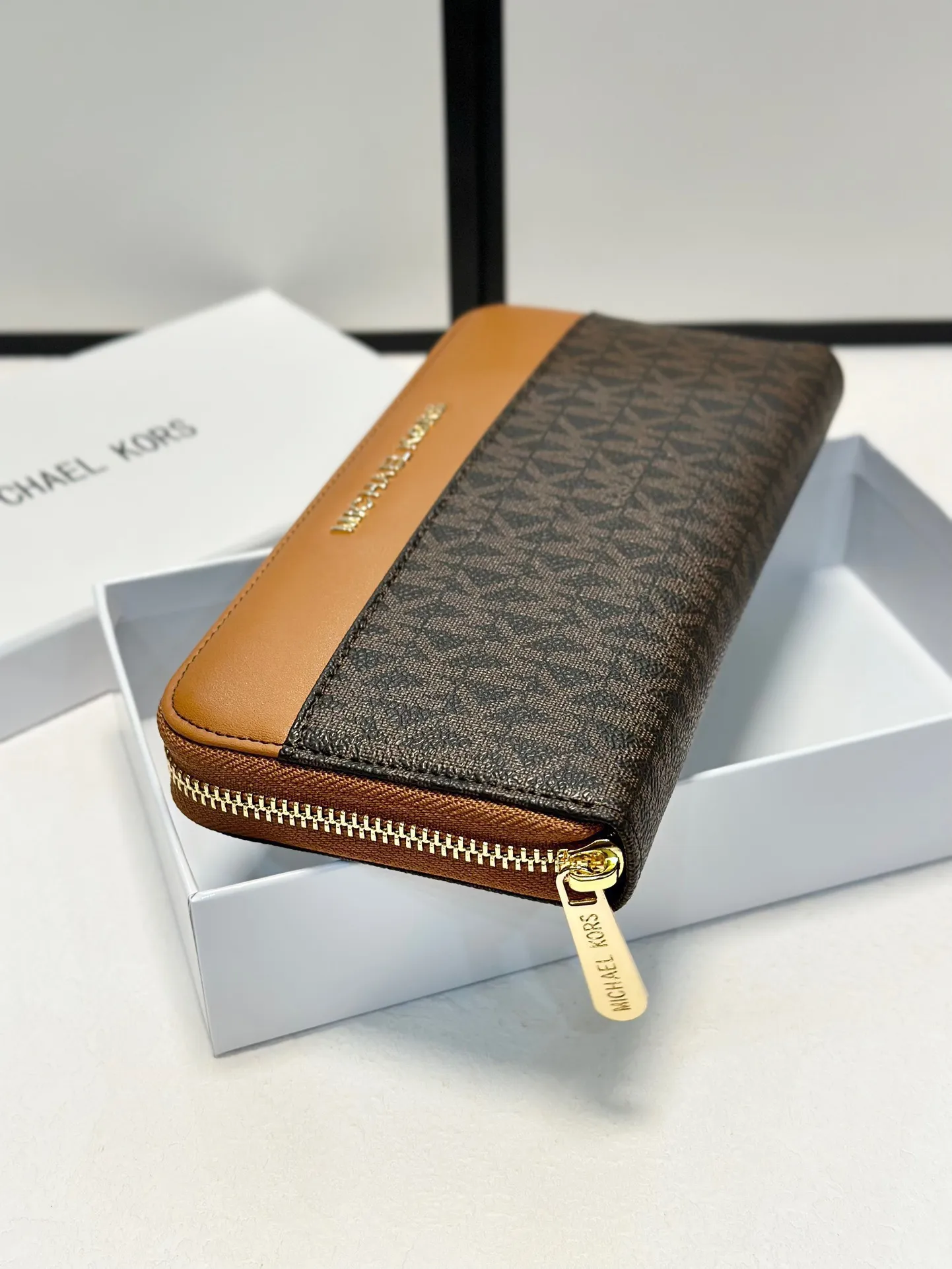 P95🎀🎀颜色 咖🎀尺寸 19x10🎀实拍MK✨优质牛皮🐂手感一流👏时尚设计💋潮版百搭，简约大方，经典永不过时💍单拉链钱包