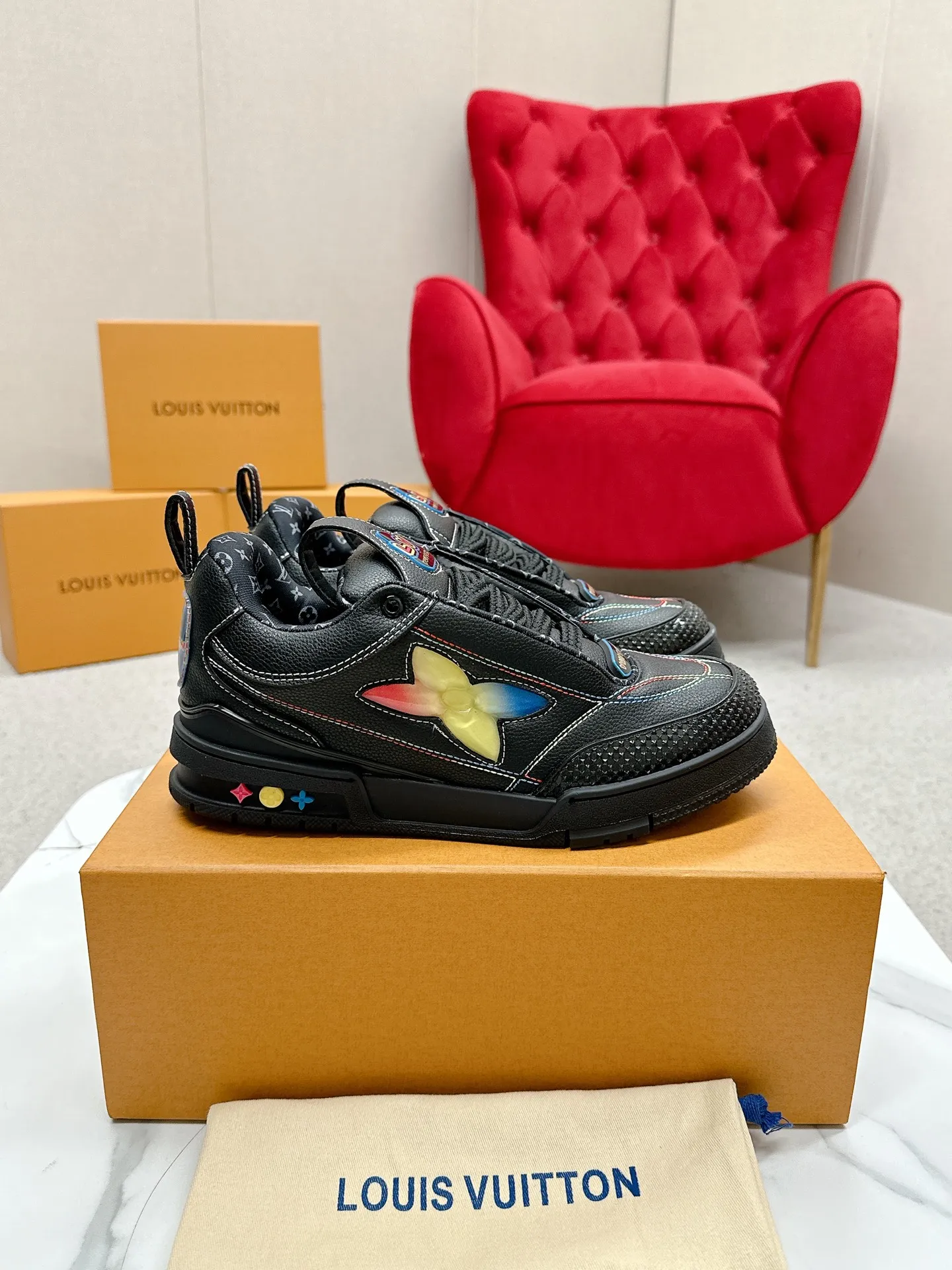 🅿️ 💰 360 Louis Vuiton&middot;路易威登🍀 🍀 LV Skate系列面包鞋-滑板鞋-篮球鞋-休闲运动鞋 顶级版本🔝原版购入开发做货👍🏻[烟花]LV Skate从2020年开始延续The View专业滑板鞋款，这种风格延续了90年代肥大的版型。设计师们添加了俏皮的元素，例如开放式网面鞋舌和向Axion、es和DC致敬的夸张鞋带。这款LVSK8运动鞋不同于典型的滑板鞋，它采用牛巴革制成，带有TPU饰边和Monogram纹理。最后，还有鞋跟和鞋舌上的logo以及侧面花卉图案。 ☑️ 面料:原版定制头层牛皮+透气网面 ☑️ 内里:原版进口透气网里 ☑️ 码数:女35-40 男39-44（女41男45.46订制 不退换）