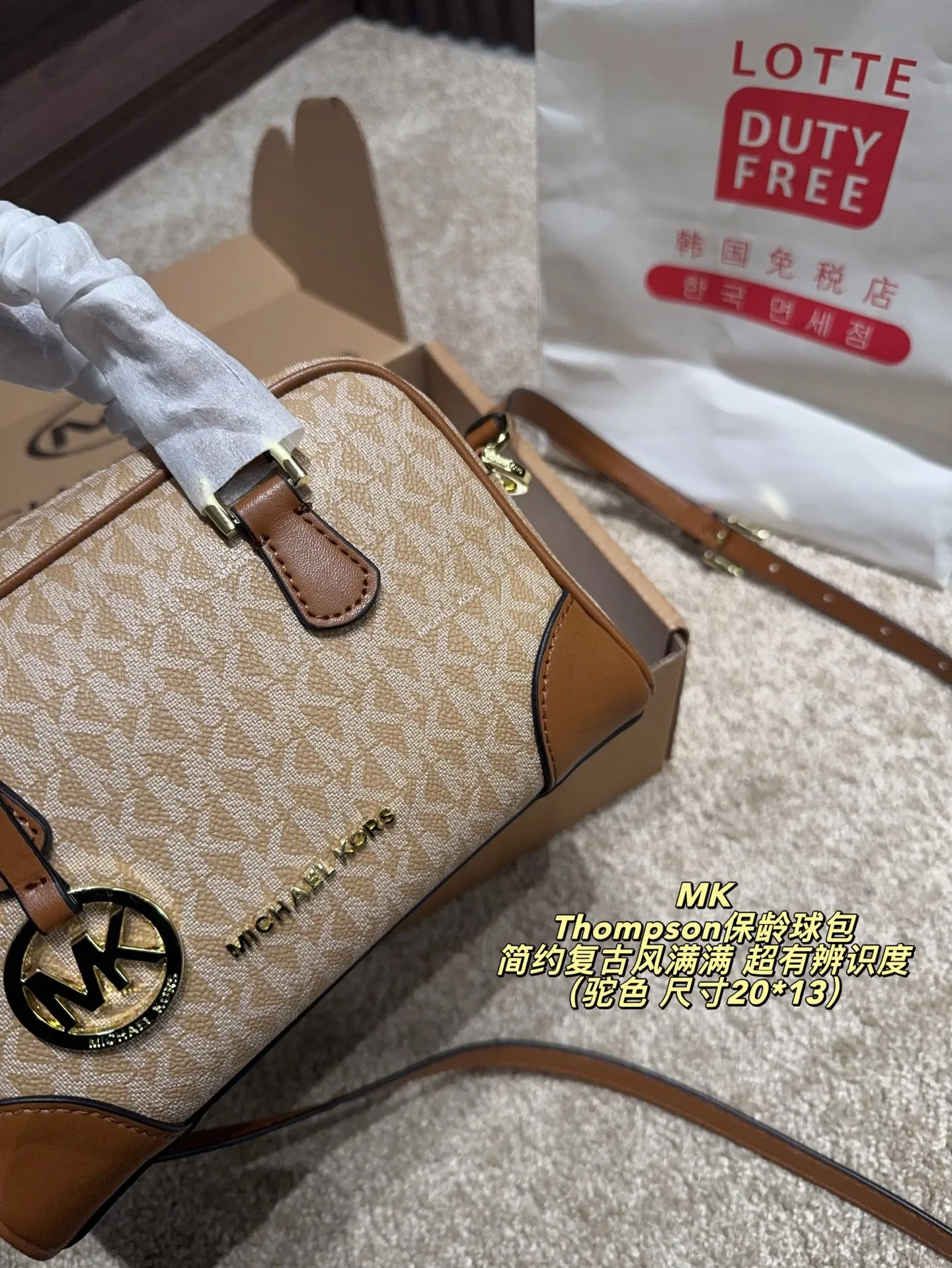 P160配飞机盒⚠️尺寸20*13 MK Thompson保龄球包 经典老花帆布＋棕色皮革拼接，简约复古风满满！日常通勤、出街都超实用，手机、钱包、钥匙轻松装下。肩带可调节，手提、斜挎随心切换，百搭又灵活。正面MK金属吊牌超有辨识度，时尚感拉满，是MK家超火的热门款