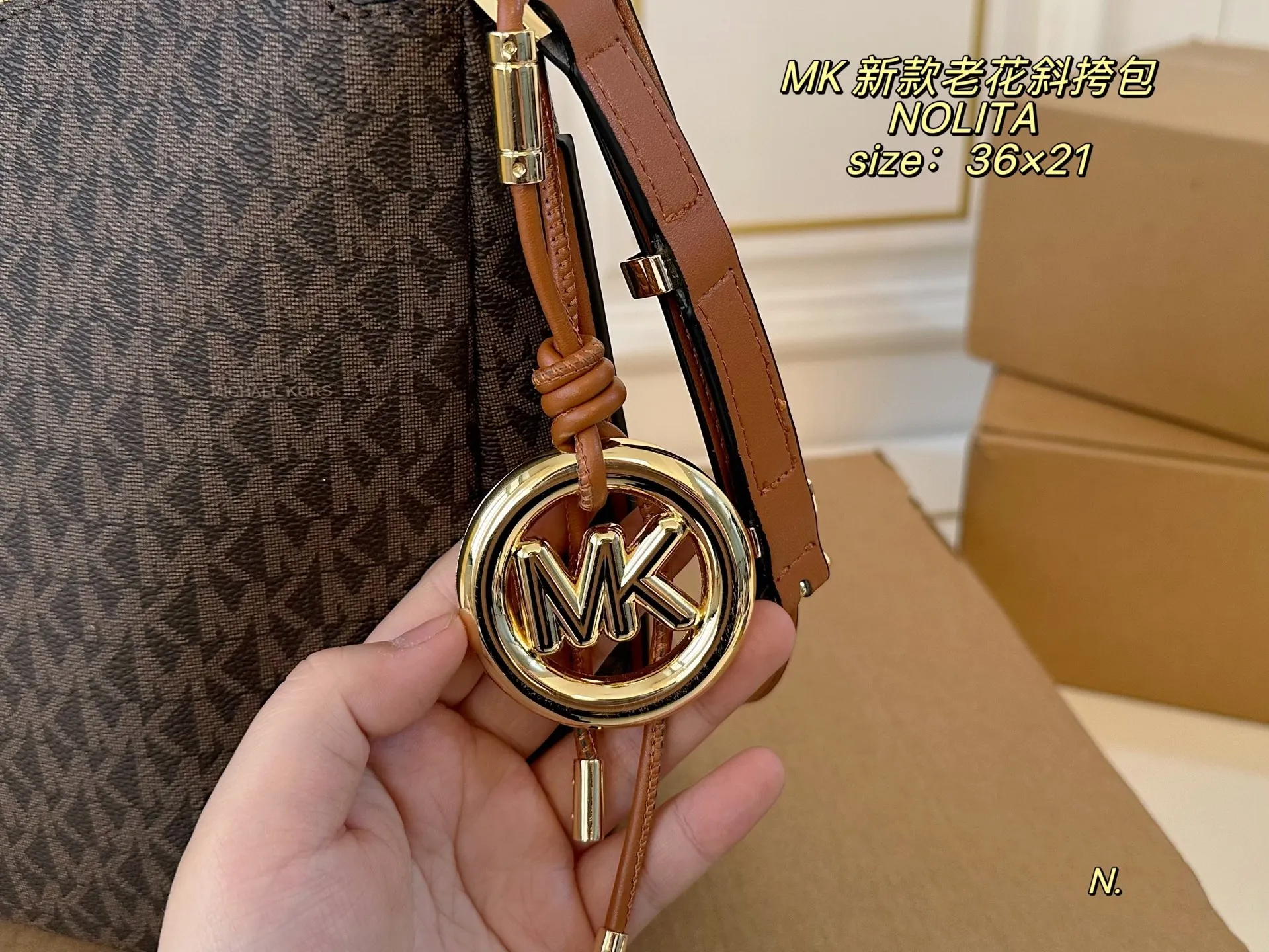 P170(配盒) size:36×21 MK老花新款NOLITA斜挎包🔥 简约大方,超多颜色🉑️选 肩带可调节,解锁多种背法 高级有质感,轻便实用! 时尚与休闲无缝衔接‼️