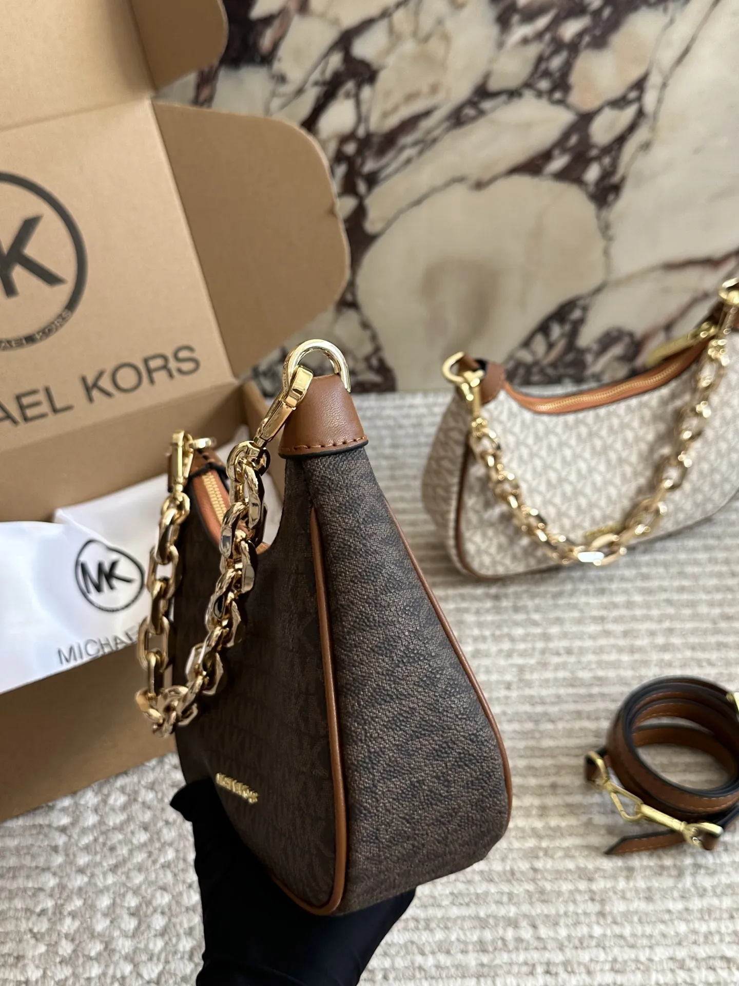 p160 MK秋冬惊艳爆款[庆祝][庆祝] cora经典老花腋下包，附带一条长肩带不仅可以腋下还可以斜挎，小巧精致，百搭通勤，精致女孩秋冬必备款～23cm 飞机盒包装