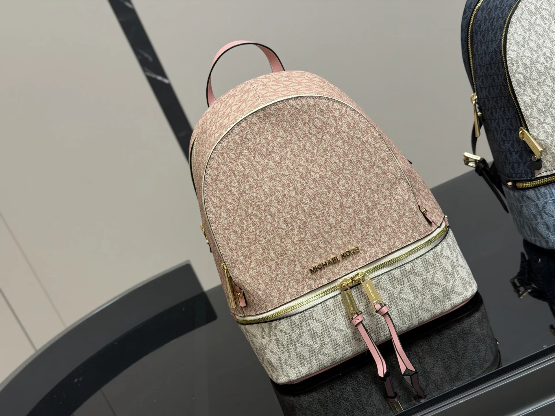 ¥190 配盒 MICHAEL KORS女包 新款RHEA ZIP拼色LOGO印花女士双肩包背包旅行拉链书包 Mk双肩算是所有同款中高端系列 Mk作为轻奢品牌原本价格就走平民路线 所以这种经典复古款式是势必要入一只的了 秋季计划出游提上日程的宝宝们 必备一款轻便容量又大的双肩哦! 简单耐用 大容量 实用性很强! 30×32cm