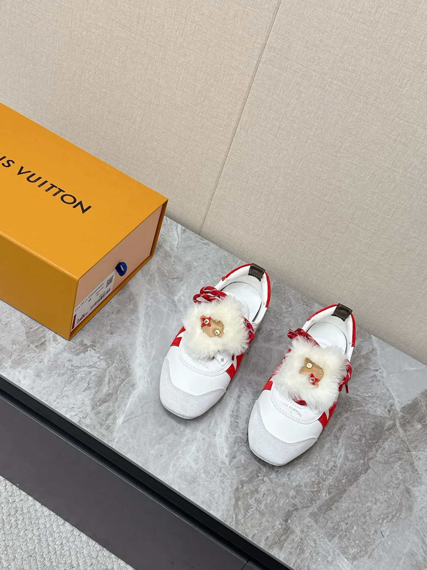 💰320 Louis Vuitton路易威登驴牌春夏Sneakerina系列 芭蕾运动鞋 德训鞋 平底鞋 原版三对购入开发完美复刻Sneakerina 芭蕾风运动鞋以丝滑绒面牛皮革塑造流畅线条 兼具芭蕾舞鞋的轻盈构型和运动鞋的舒适质感。侧面 LV 标识和Monogram 帆布后袢带丰富细节，Sacchetto 工艺和 TPU 外底升级轻柔穿着体验 底厚：1.5CM 面料: 原版定制进口头层牛皮 内里：原版定制透气网里鞋底：原版开模注塑TPU材质Size: 35-42（41 42定制）