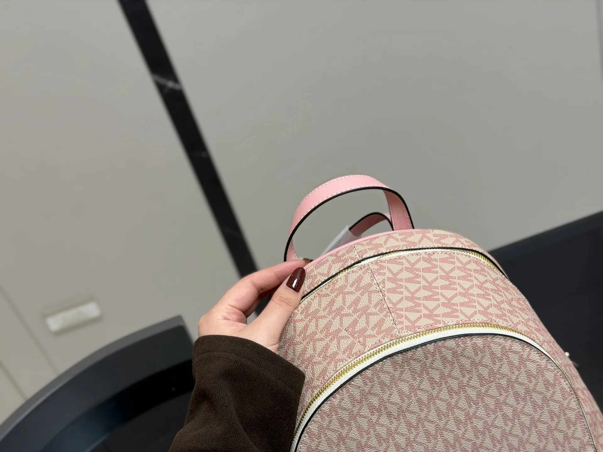 &yen;190 配盒 MICHAEL KORS女包 新款RHEA ZIP拼色LOGO印花女士双肩包背包旅行拉链书包 Mk双肩算是所有同款中高端系列 Mk作为轻奢品牌原本价格就走平民路线 所以这种经典复古款式是势必要入一只的了 秋季计划出游提上日程的宝宝们 必备一款轻便容量又大的双肩哦！ 简单耐用 大容量 实用性很强！ 30&times;32cm