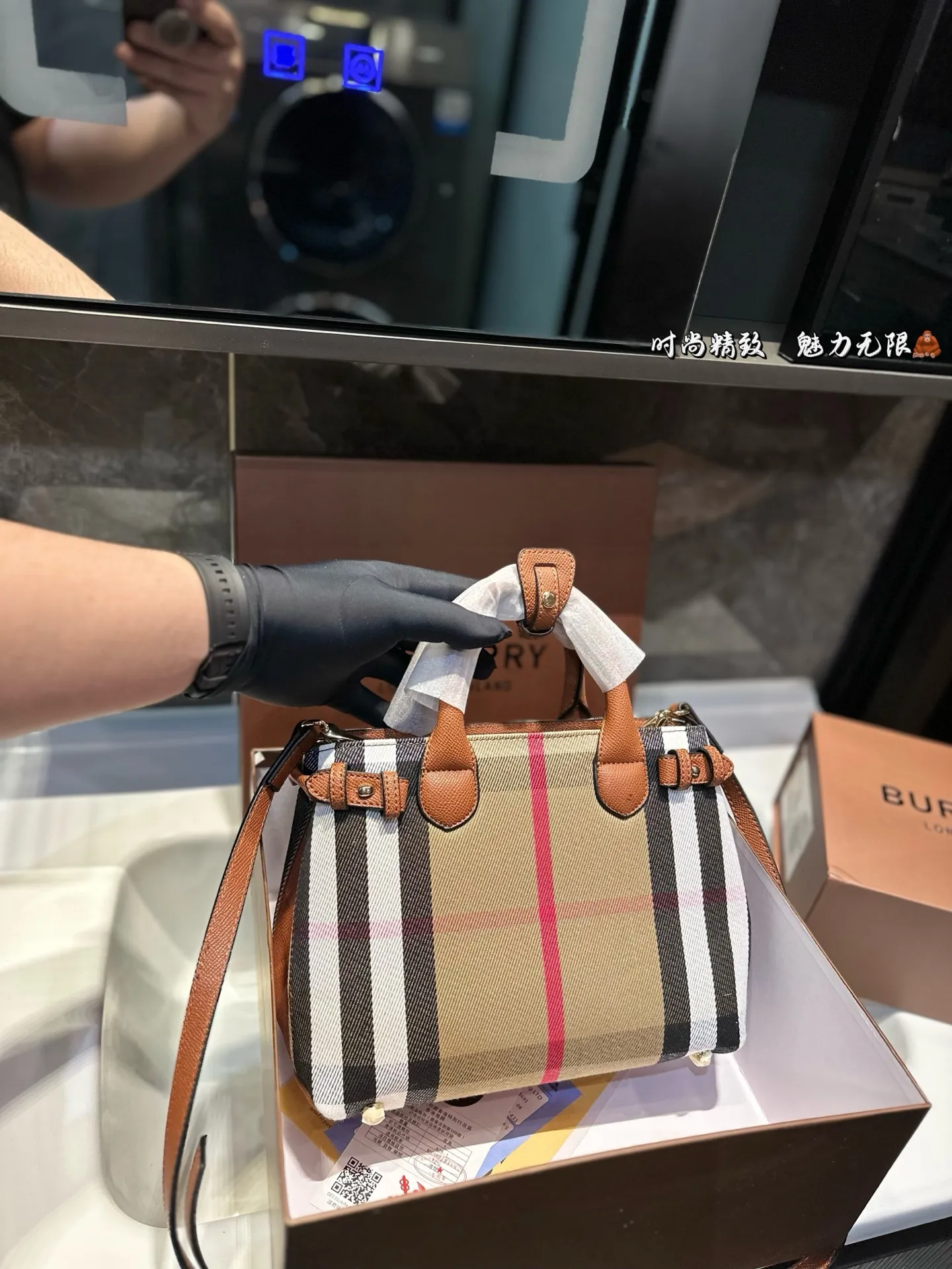 ❤️p165（礼盒包装）❤️ 上❤巴宝莉/burberry 购物袋 这款真的是太好看了吧 你们千呼万唤的款💓💓 怎么背都好看 质量超🐂B PK专柜品质 美妞必留款 趁着现货 抓紧留 size 26 19cm