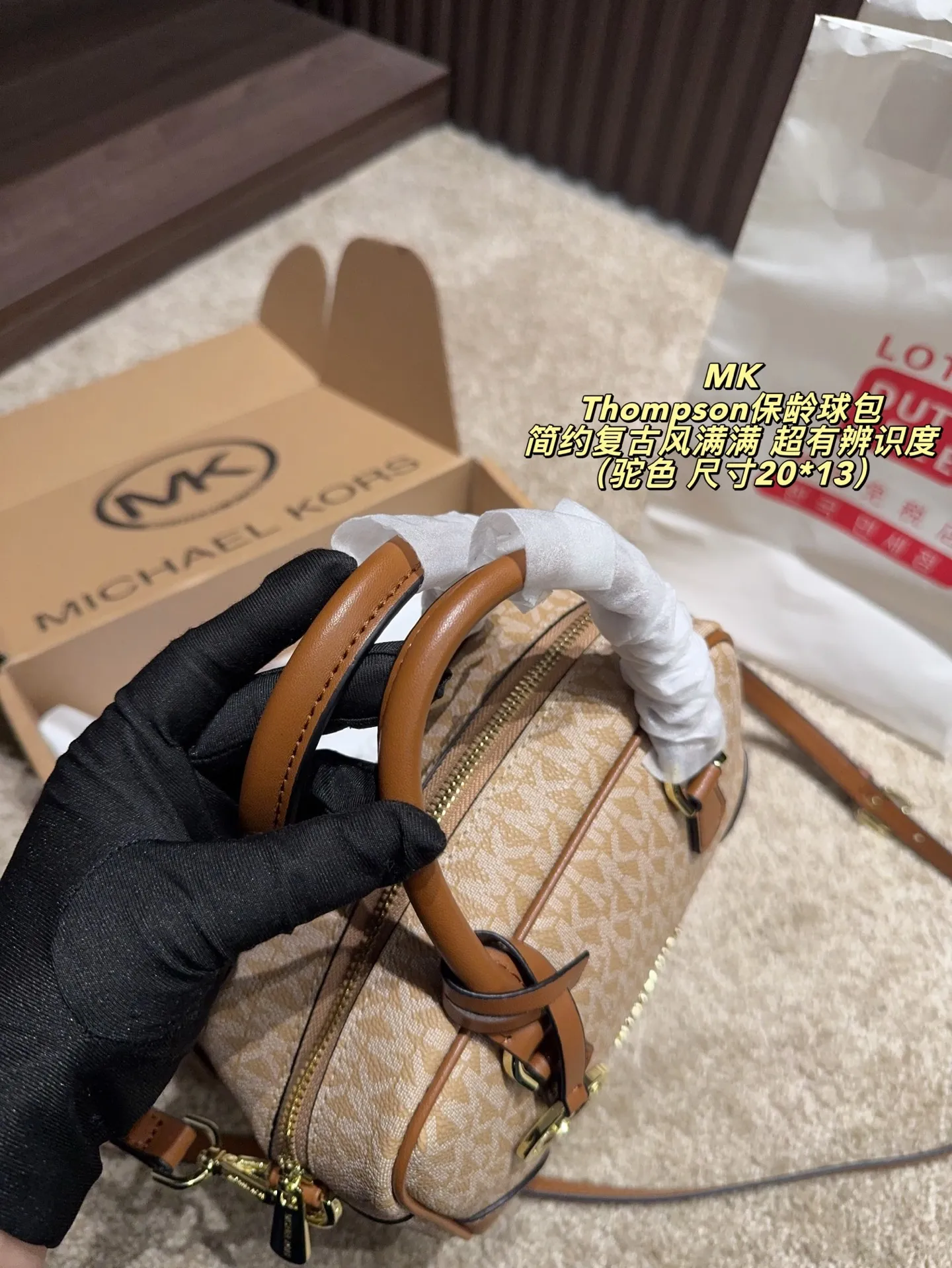 P160配飞机盒⚠️尺寸20*13 MK Thompson保龄球包 经典老花帆布＋棕色皮革拼接，简约复古风满满！日常通勤、出街都超实用，手机、钱包、钥匙轻松装下。肩带可调节，手提、斜挎随心切换，百搭又灵活。正面MK金属吊牌超有辨识度，时尚感拉满，是MK家超火的热门款