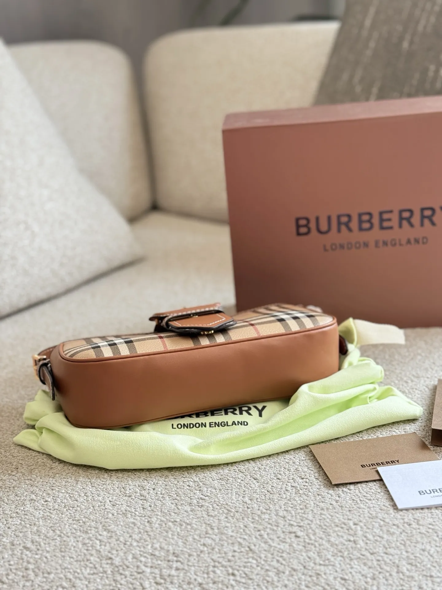 p155 你的夏日必备包款|BURBERRY 采用BURBERRY品牌典藏格纹，将复古的英伦风展现得淋漓尽致，不同的包型可以打造不同的风格体验感25cm