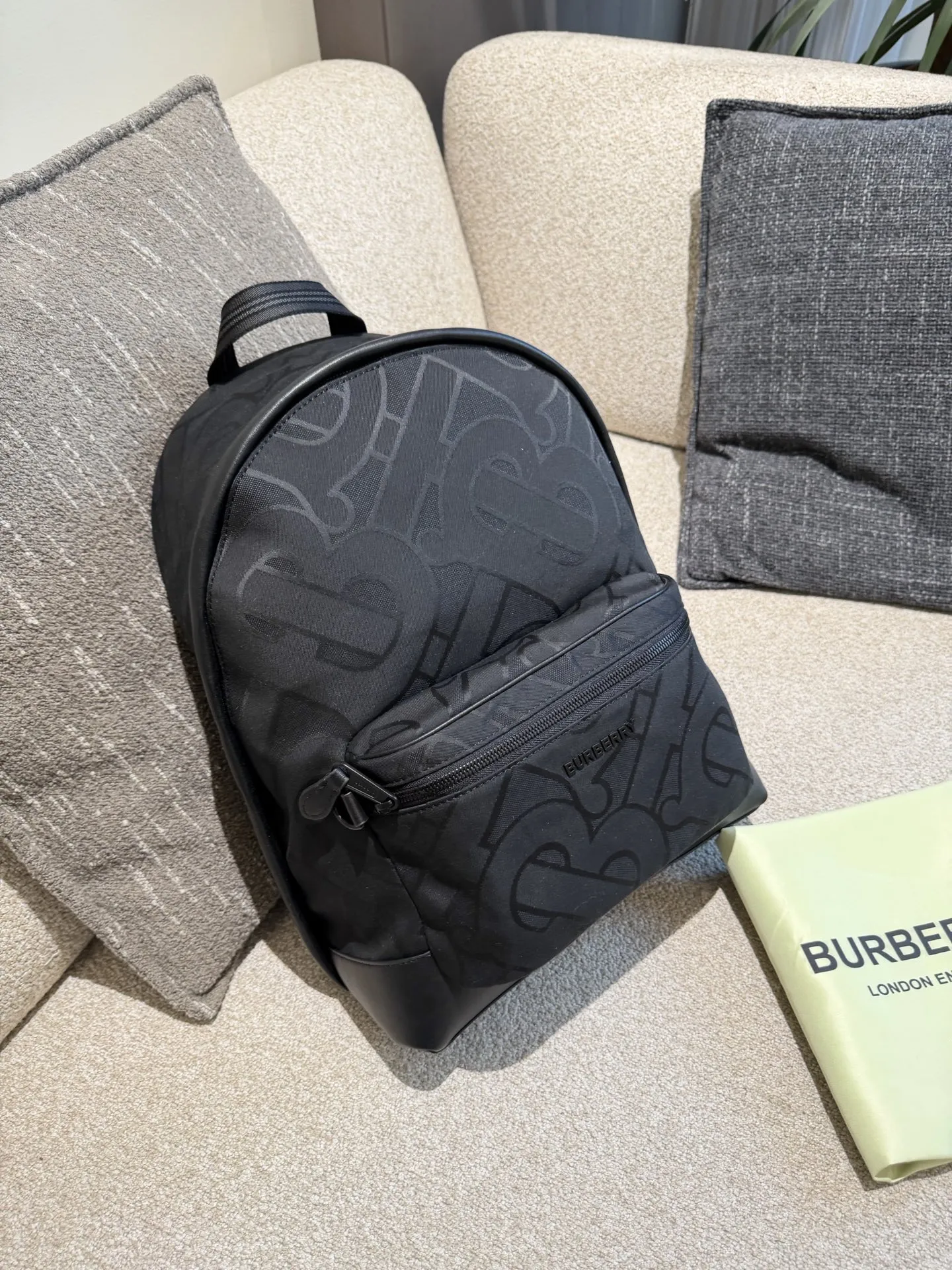 p220 Burberry TB标识尼龙双肩包 Burberry TB标识尼龙双肩包，黑色尼龙材质+经典TB提花，低调又有辨识度+。包身自重轻，容量大，通勤、短途旅行都超实用!内部隔层丰富，能装下电脑、文件等日常物品，外部拉链口袋方便收纳小物。尼龙材质耐用易清洁，还很环保。男女都能背，简约百搭，实用又时髦，是出行必备好物!32&times;40