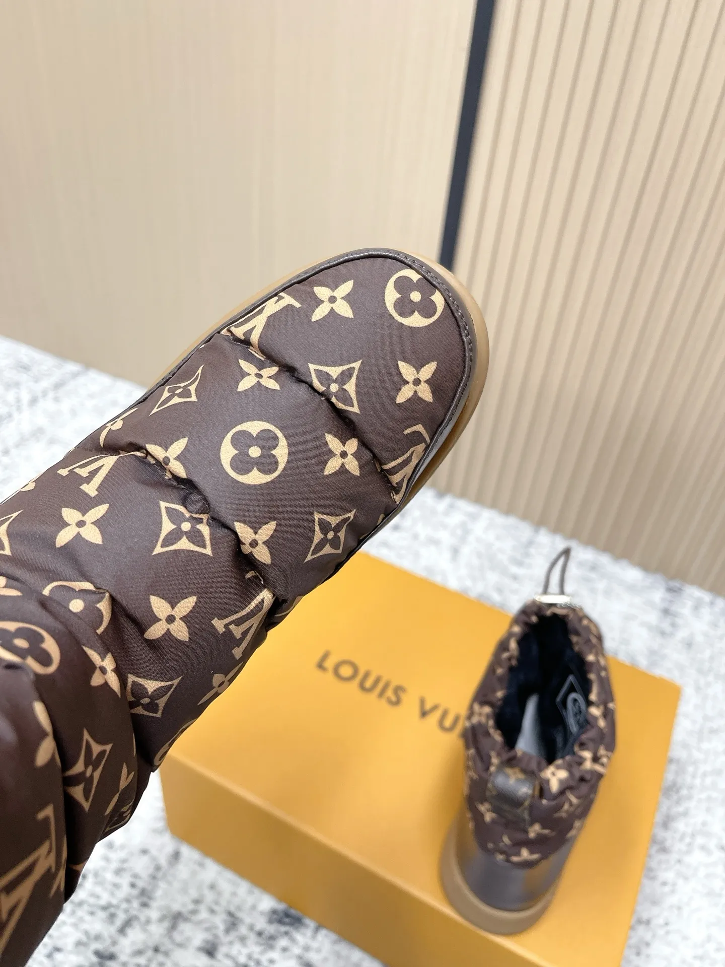 顶级版本：💰320 LV 路易威登 L家 驴牌 老花 厚底 羽绒 雪地靴 本款 LV Cloud 系带高帮运动鞋以舒适羊毛皮及经典 Monogram 帆布构筑舒暖瞩目构型，为 LV Ski 系列再添潮流一员，可在雪道运动与城市街头间无缝切换。交叉鞋带点缀亮泽孔眼，橡胶外底抒写路易威登标识 ▪️ 面料：原版定制进口防水布 ▪️ 内里：原版进口保暖BK布里 ▪️ 鞋底：原版开模防滑橡胶大底 ▪️ 底厚：3CM ▪️ Size: 35-39（40定做）