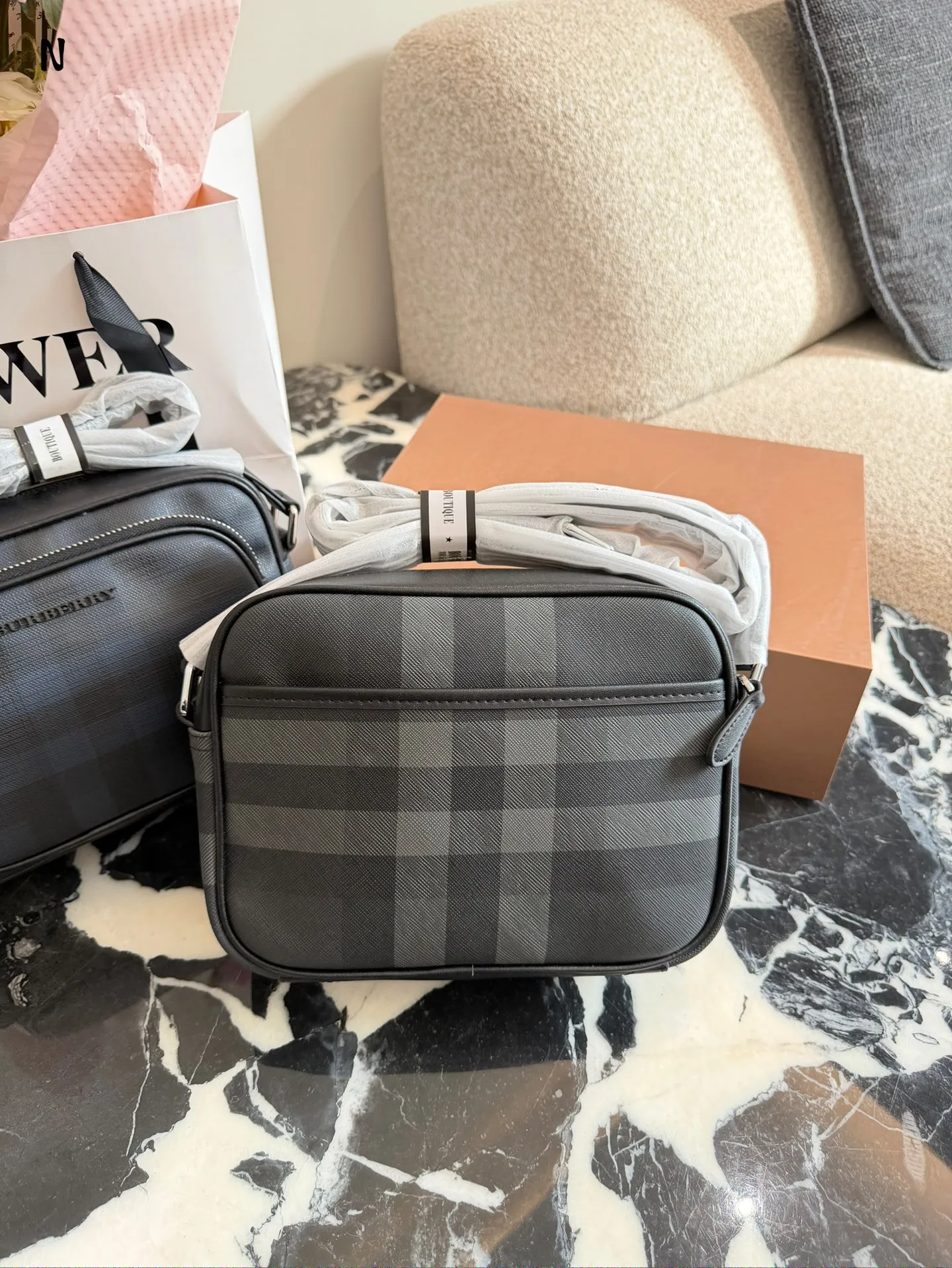 Burberry格纹相机包p190 品Burberry格纹相机包，经典深桦木棕+黑色皮革，英伦风满满!尺寸约20&times;17肩带可调节，单肩斜挎都OK，日常通勤或休闲出街都很适合t+。内部空间合理,手机钱包轻松收纳，实用又时髦。格纹设计辨识度超高,低调又有质感，是男士穿搭加分项，四季都能用，送礼也很有品味节。