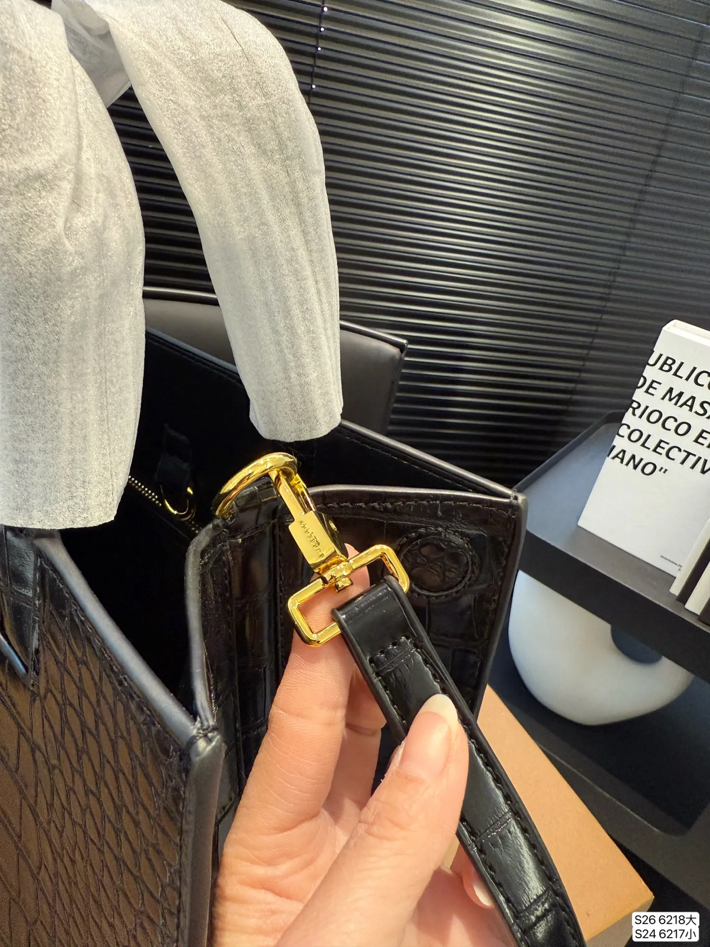 大号P180 小号P170 配折叠盒子巴宝莉Burberry |托特包 新款托特包包啊！ 侧面吸口模式 手提的同时 蒂一根长肩带可以斜挎和单肩！ 快来买呀 尺寸：大号33 24 小号27 21 货号大6218 小6217