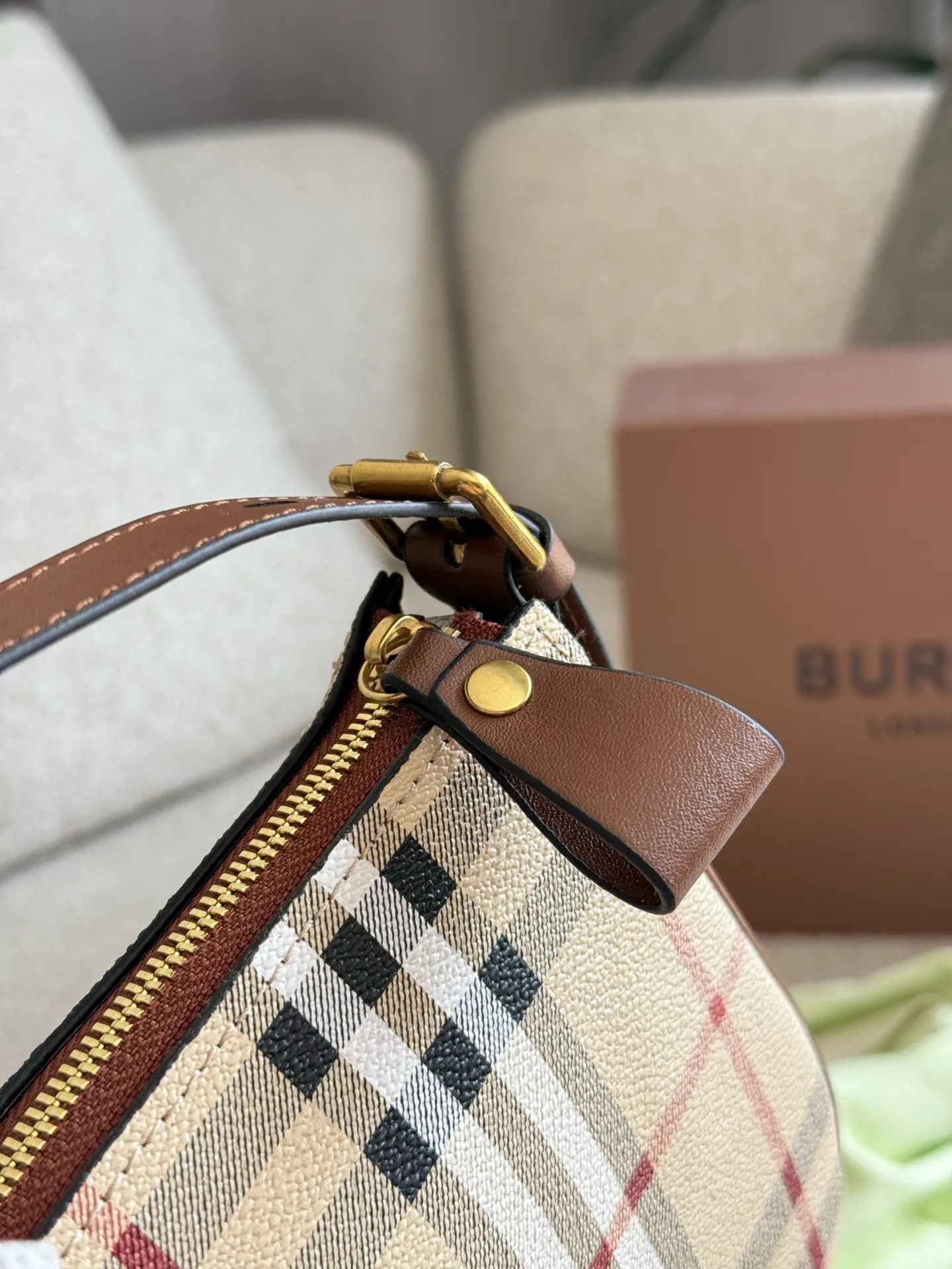 p100 burberry|舍 不得扒出来的宝藏包包新入的burberry麻将包~ 老花麻将包很实用皮质柔软!日日非常的百搭复古高级感 背出去逛街被问了好多次o把这个宝藏包包分享给姐妹们~记得捂紧自己的口袋9哟