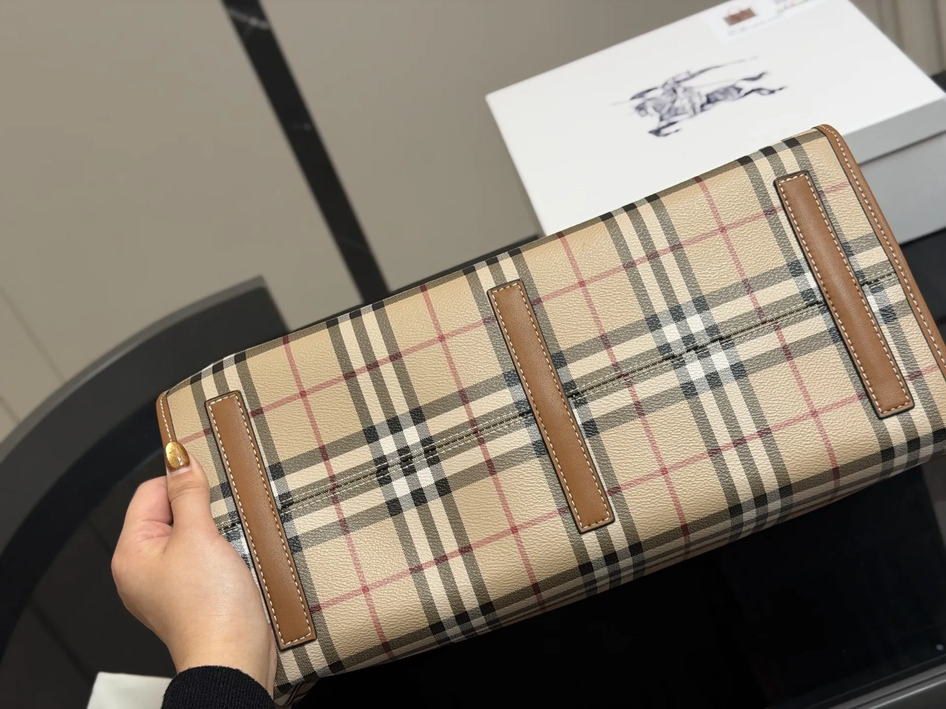 &yen;210 &yen;180 size： 38.28cm 23.20cm 巴宝莉Freya 帆布tote（托特） 方方正正的外形自带一股复古学院气息！ 真的好爱粉色 夏天小托特的不二选择!