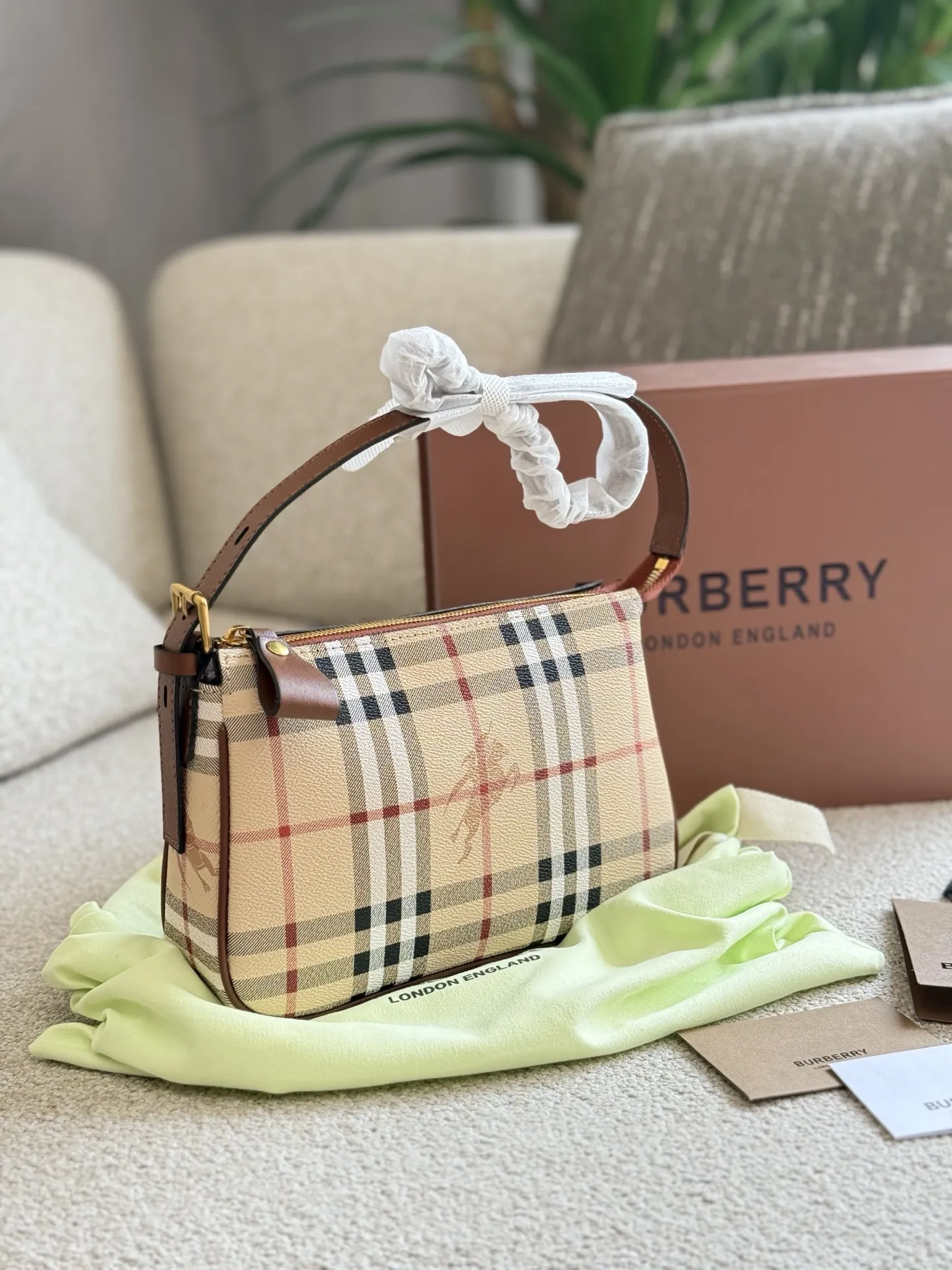 p100 burberry|舍 不得扒出来的宝藏包包新入的burberry麻将包~ 老花麻将包很实用皮质柔软!日日非常的百搭复古高级感 背出去逛街被问了好多次o把这个宝藏包包分享给姐妹们~记得捂紧自己的口袋9哟