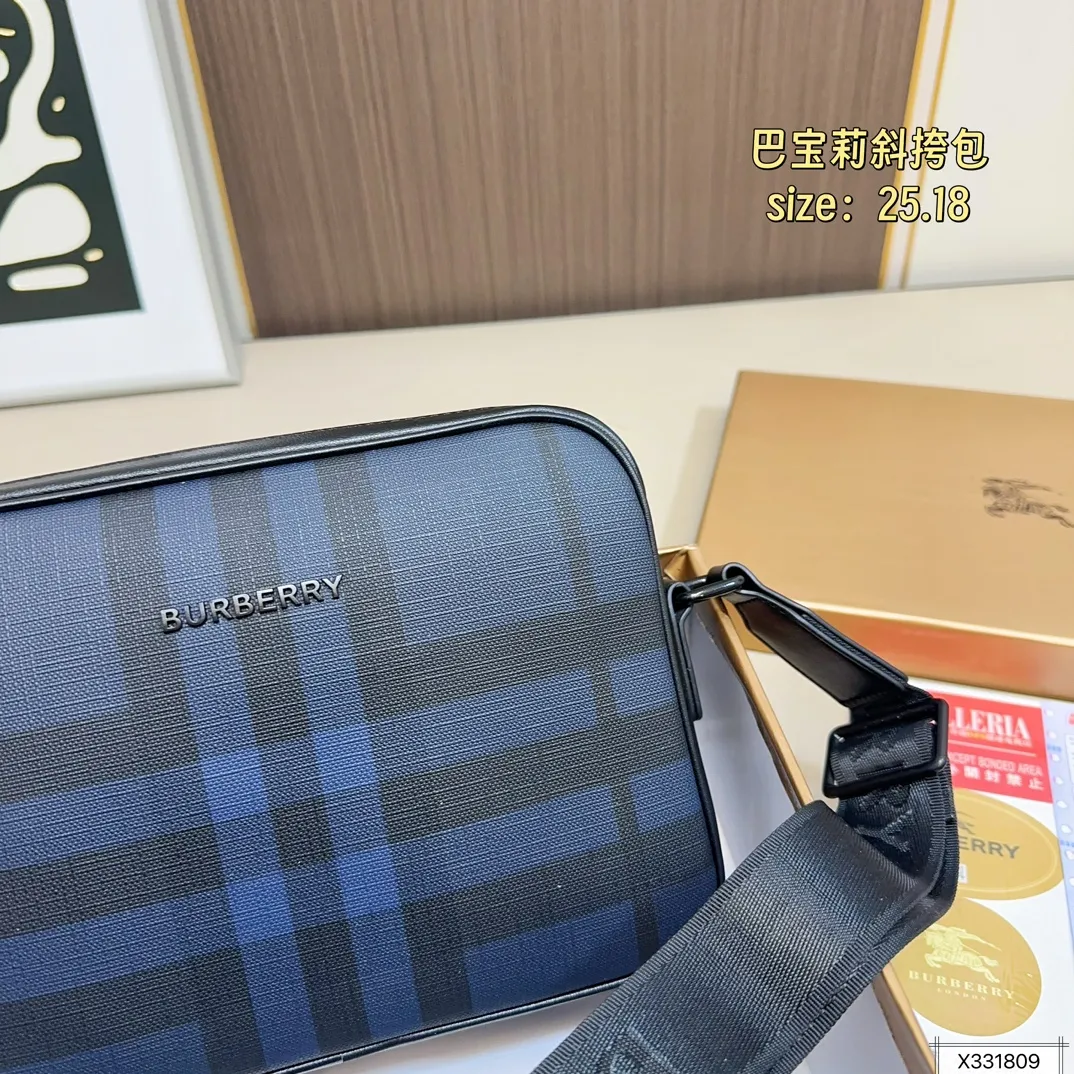 💰125 配盒 尺寸25.18 巴宝莉新款邮差包/斜跨包😄爆款🆕单品，皮质柔软 手感超赞 高端五金拉链头 做工细节精致 休闲低调实用，高品质 ！