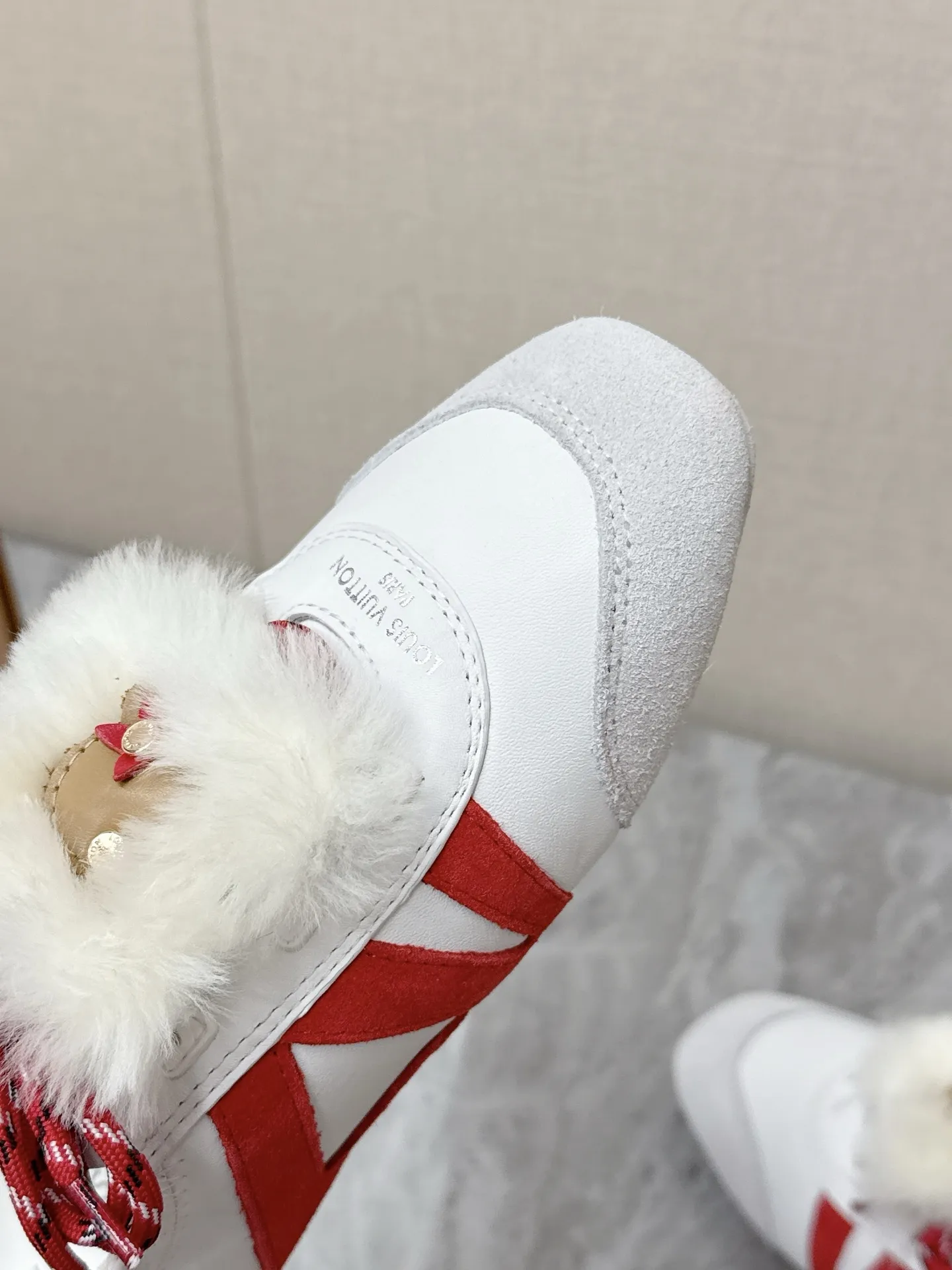 💰320 Louis Vuitton路易威登驴牌春夏Sneakerina系列 芭蕾运动鞋 德训鞋 平底鞋 原版三对购入开发完美复刻Sneakerina 芭蕾风运动鞋以丝滑绒面牛皮革塑造流畅线条 兼具芭蕾舞鞋的轻盈构型和运动鞋的舒适质感。侧面 LV 标识和Monogram 帆布后袢带丰富细节，Sacchetto 工艺和 TPU 外底升级轻柔穿着体验 底厚：1.5CM 面料: 原版定制进口头层牛皮 内里：原版定制透气网里鞋底：原版开模注塑TPU材质Size: 35-42（41 42定制）