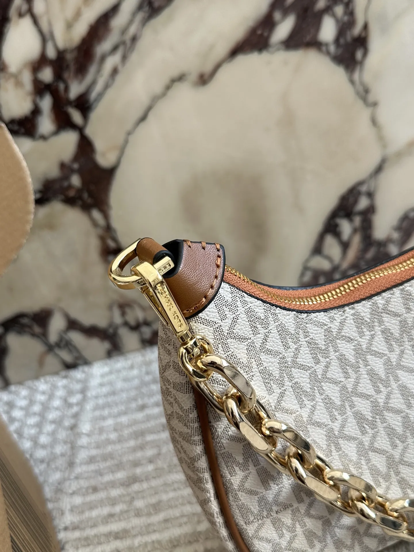 p160 MK秋冬惊艳爆款[庆祝][庆祝] cora经典老花腋下包，附带一条长肩带不仅可以腋下还可以斜挎，小巧精致，百搭通勤，精致女孩秋冬必备款～23cm 飞机盒包装