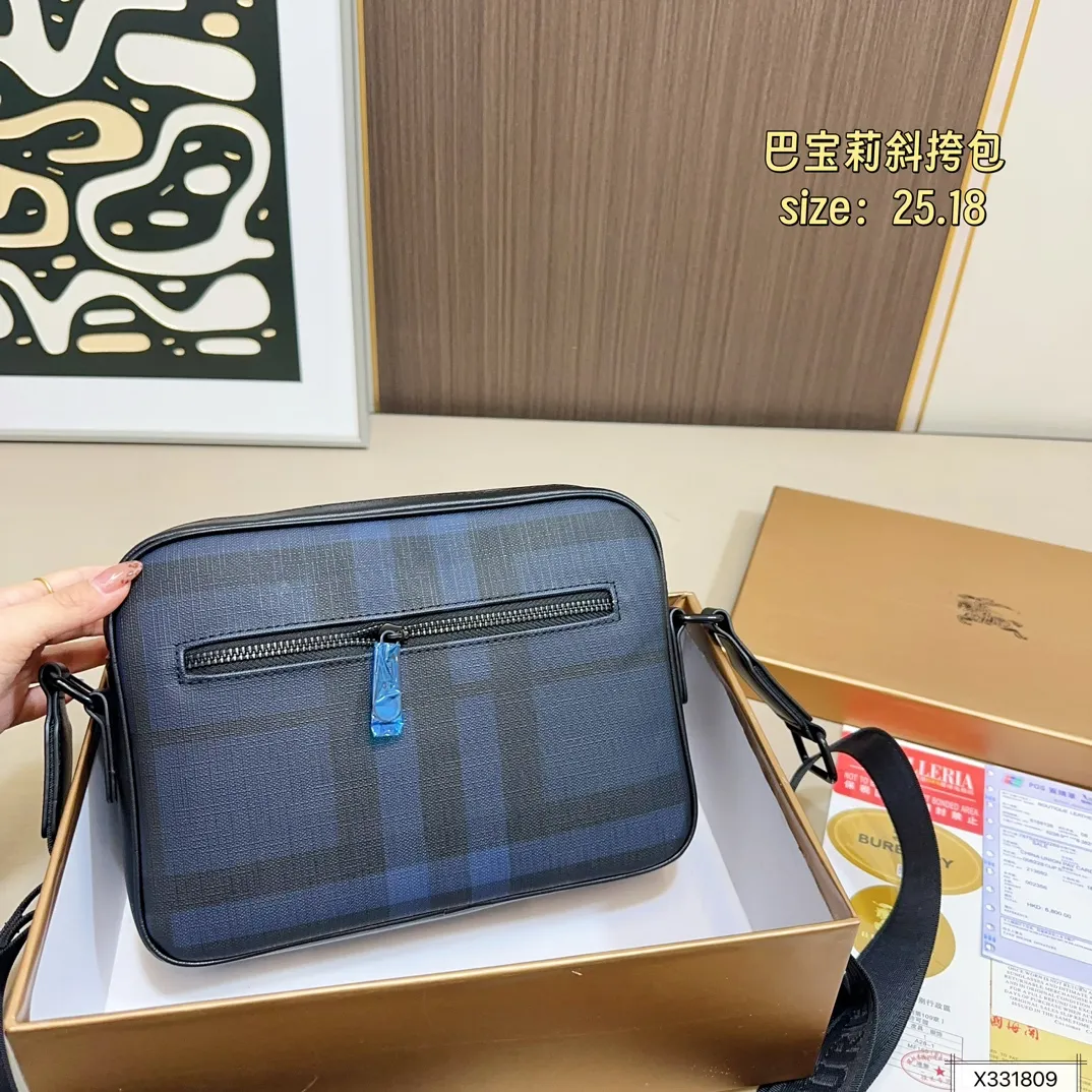 💰125 配盒 尺寸25.18 巴宝莉新款邮差包/斜跨包😄爆款🆕单品,皮质柔软 手感超赞 高端五金拉链头 做工细节精致 休闲低调实用,高品质 !