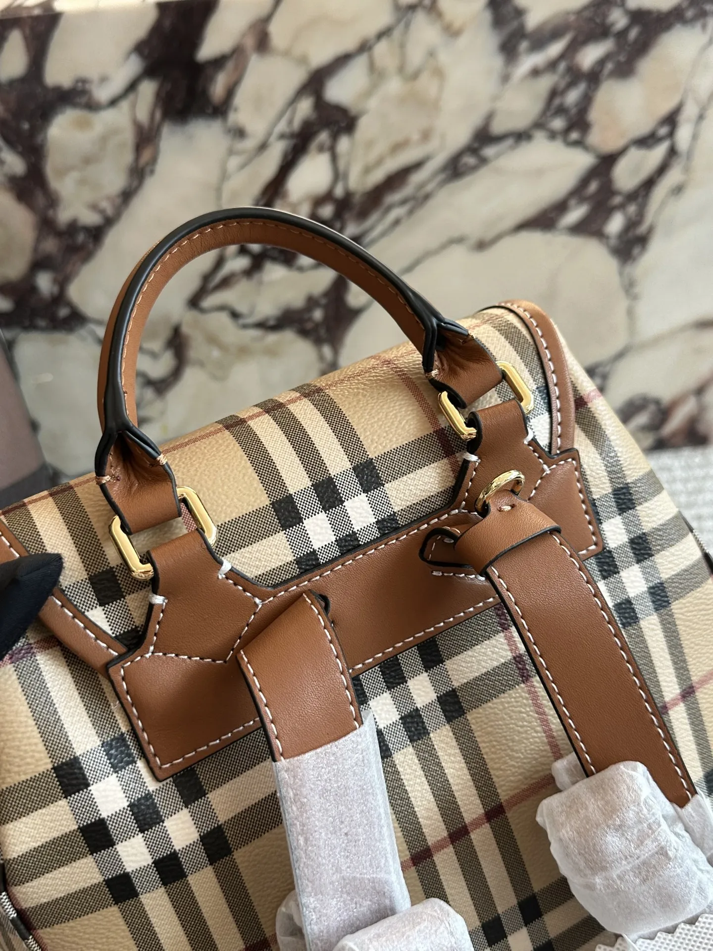 p195 超级乖的格纹双肩包 终于终于到货啦!!!这要经典格纹的女士双肩包, 不要 太乖哦背起来一白容量也很大, 经典又百搭,博柏利双肩 包#享 #burberry #格纹双肩 包27×35