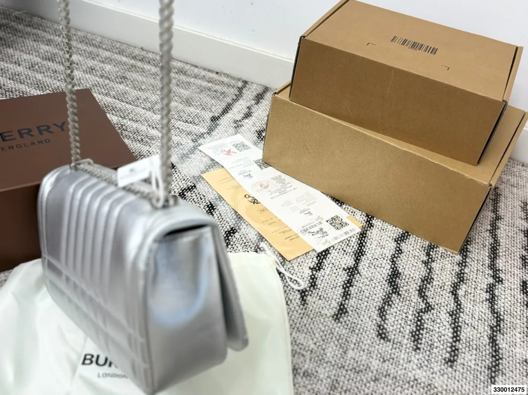 p165 配礼盒 burberry Lola新品链条包 软软的皮质加上珩缝工艺写满了高级! 和我的基础款怎么搭都好看! 尺寸22.15