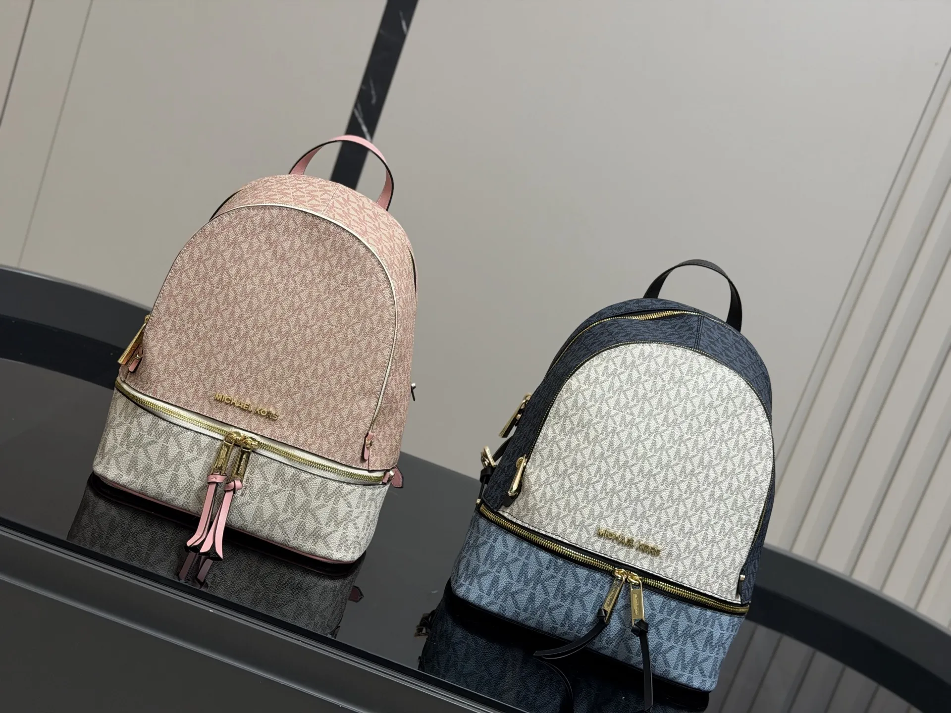 &yen;190 配盒 MICHAEL KORS女包 新款RHEA ZIP拼色LOGO印花女士双肩包背包旅行拉链书包 Mk双肩算是所有同款中高端系列 Mk作为轻奢品牌原本价格就走平民路线 所以这种经典复古款式是势必要入一只的了 秋季计划出游提上日程的宝宝们 必备一款轻便容量又大的双肩哦！ 简单耐用 大容量 实用性很强！ 30&times;32cm