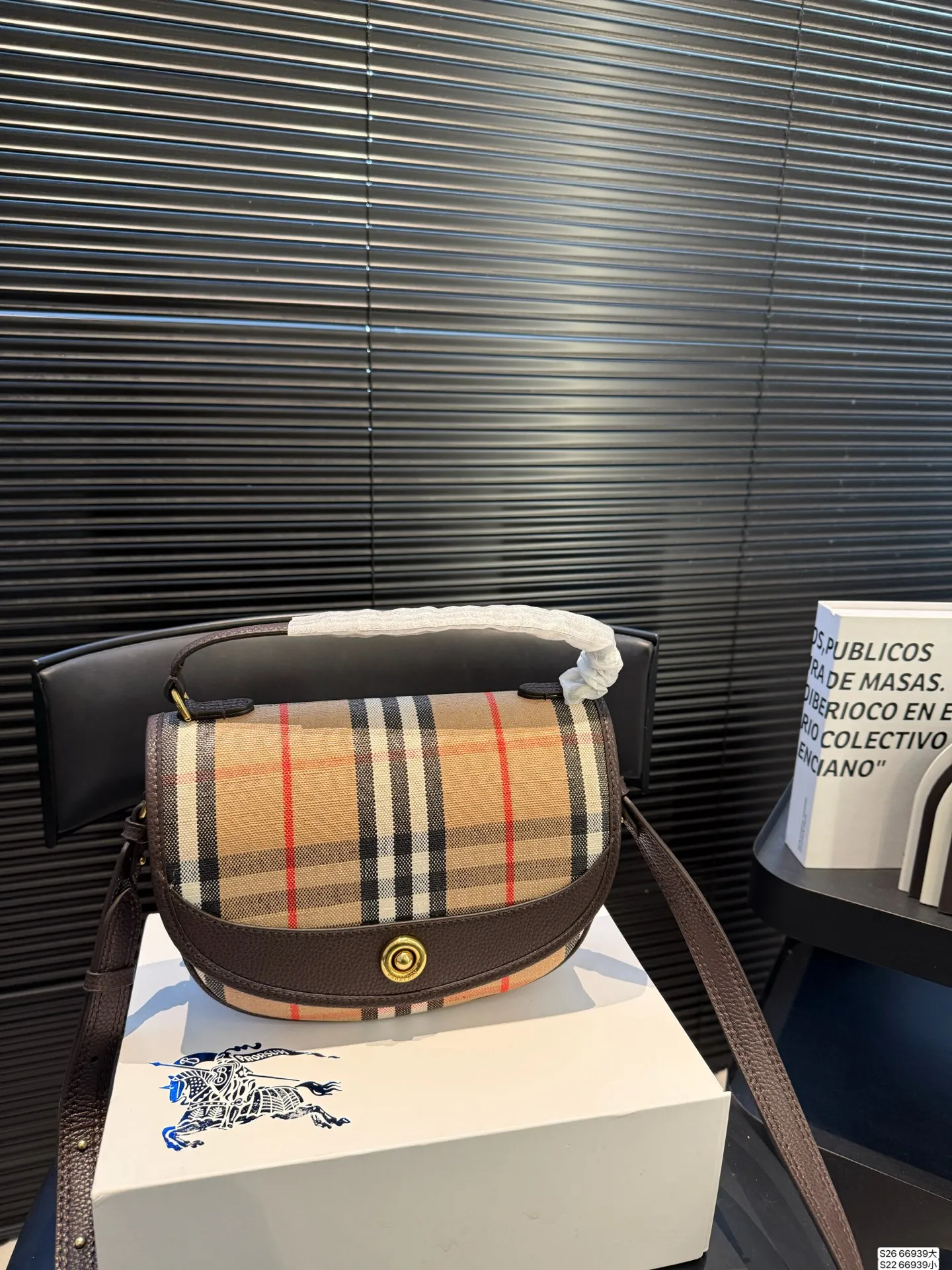 大号P180 小号P160 配折叠盒 当经典格纹,邂逅浓郁秋色 高级感秋日公式,Burberry就够了 尺寸大号24 17 小号19.5 12 货号66939