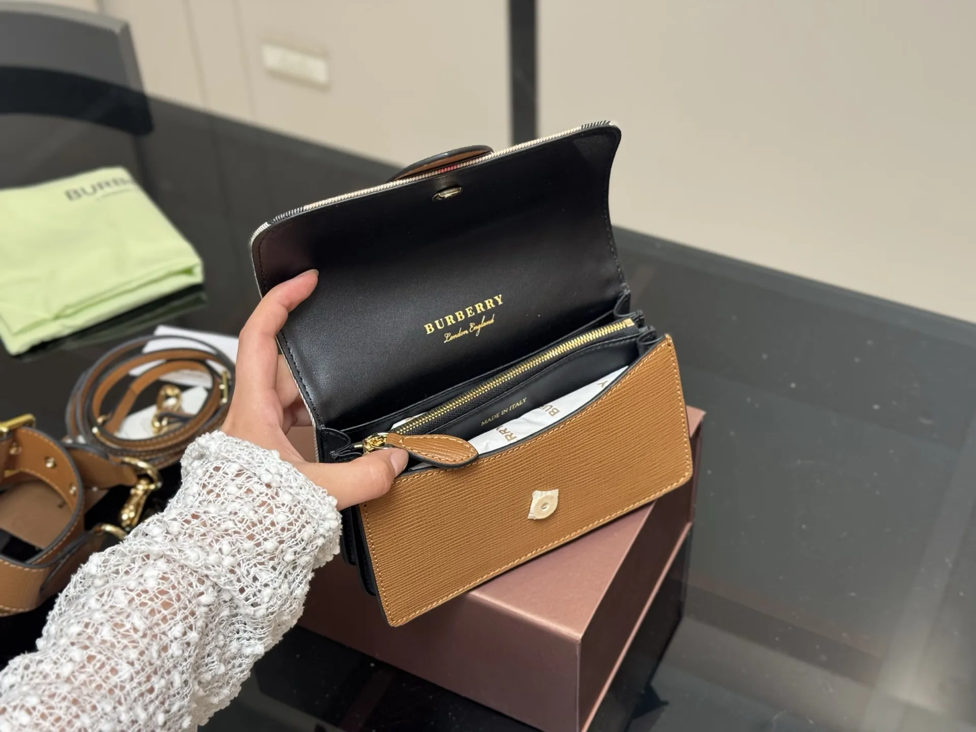 &yen;170 配盒 尺寸：19.5*10*8cm 💜BURBERRY💯 巴宝莉 原单货 搭配双肩带 ⚠️一宽一细 臻选考究的马勒牛皮配原厂帆布精制而成 超级讲究哦！！！