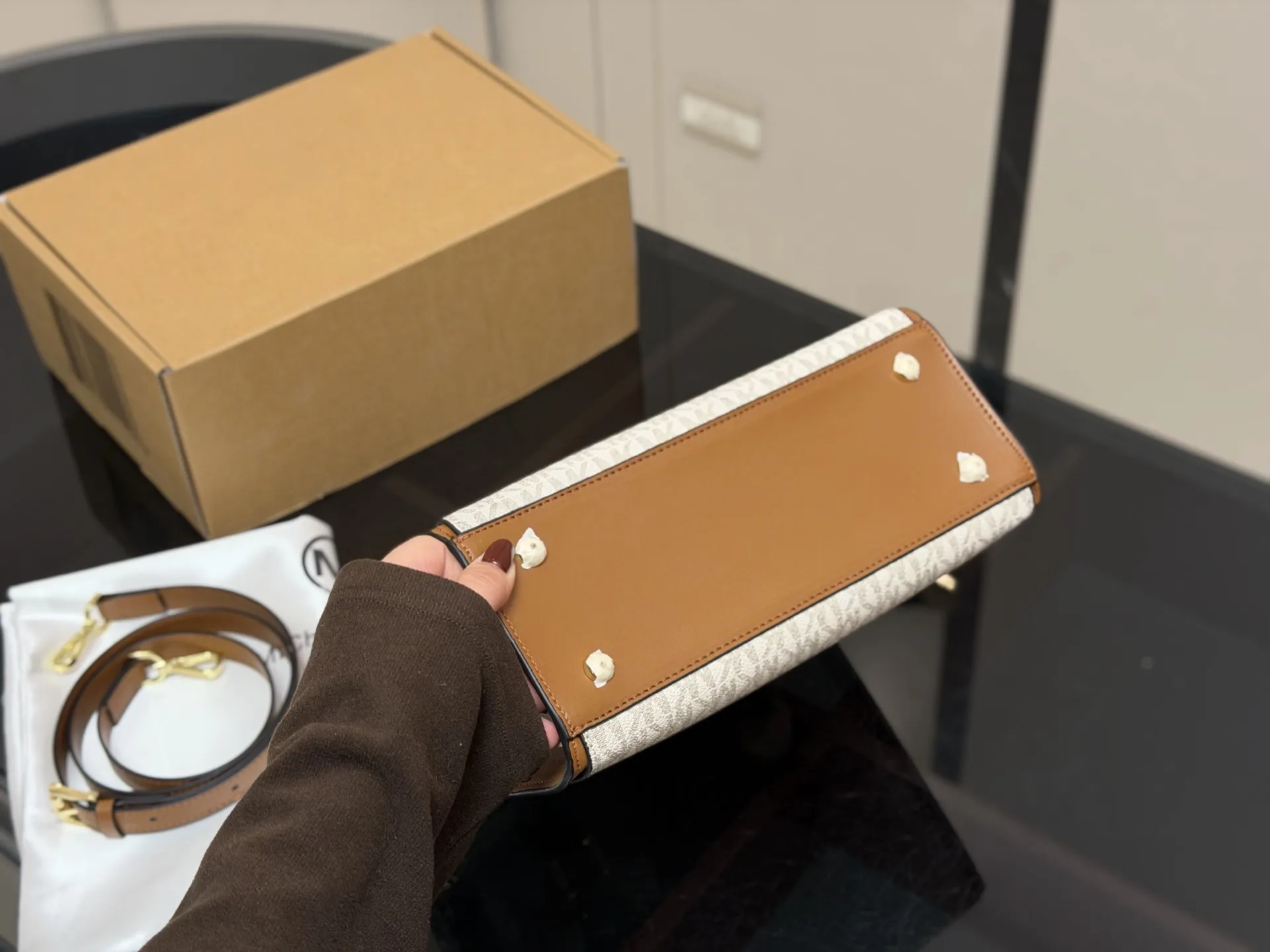 ¥170 配盒 size:26*20cm mk 新品 你会发现它越看越好看! 实用型 容量大