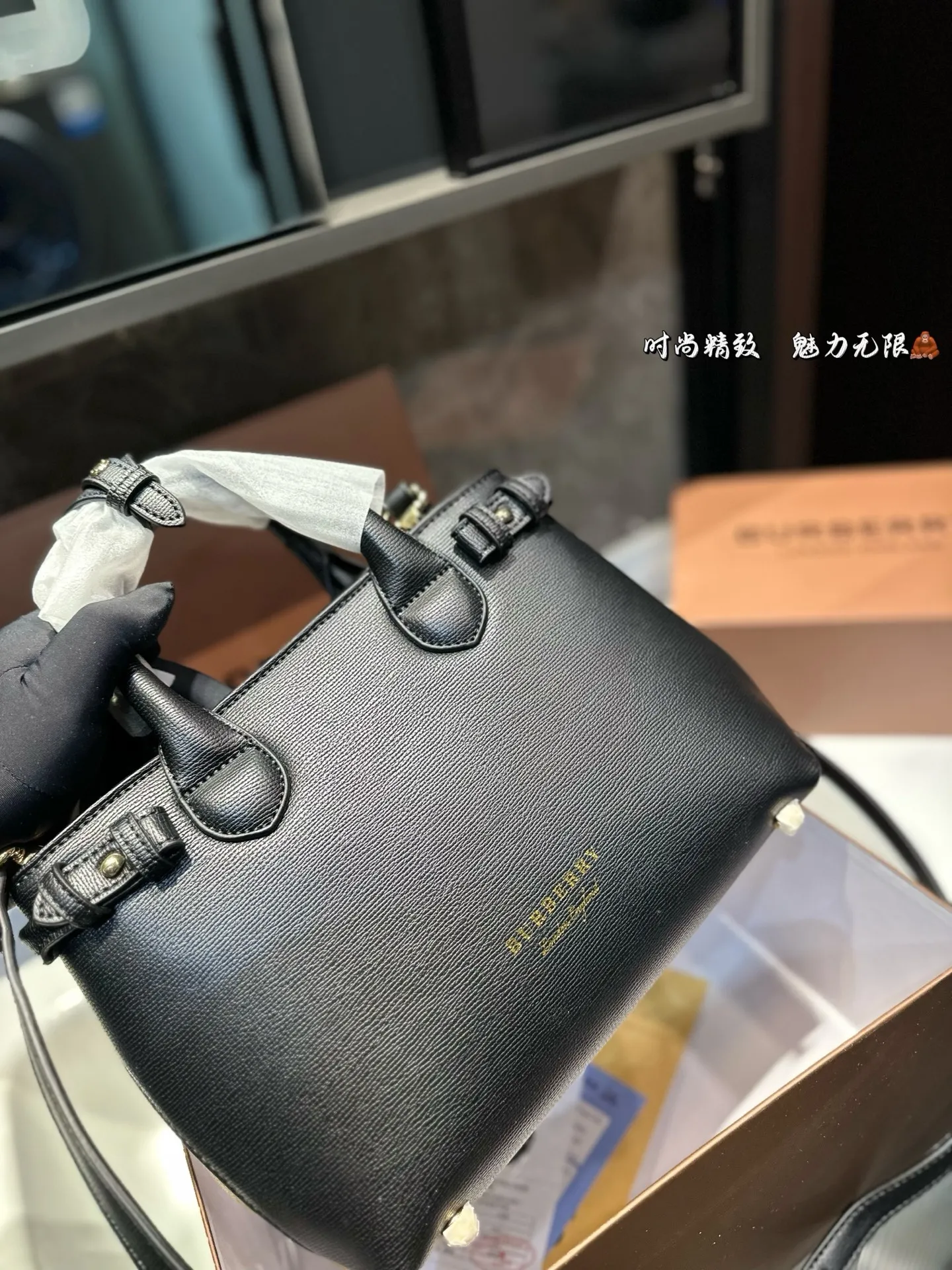 ❤️p165(礼盒包装)❤️ 上❤巴宝莉/burberry 购物袋 这款真的是太好看了吧 你们千呼万唤的款💓💓 怎么背都好看 质量超🐂B PK专柜品质 美妞必留款 趁着现货 抓紧留 size 26 19cm