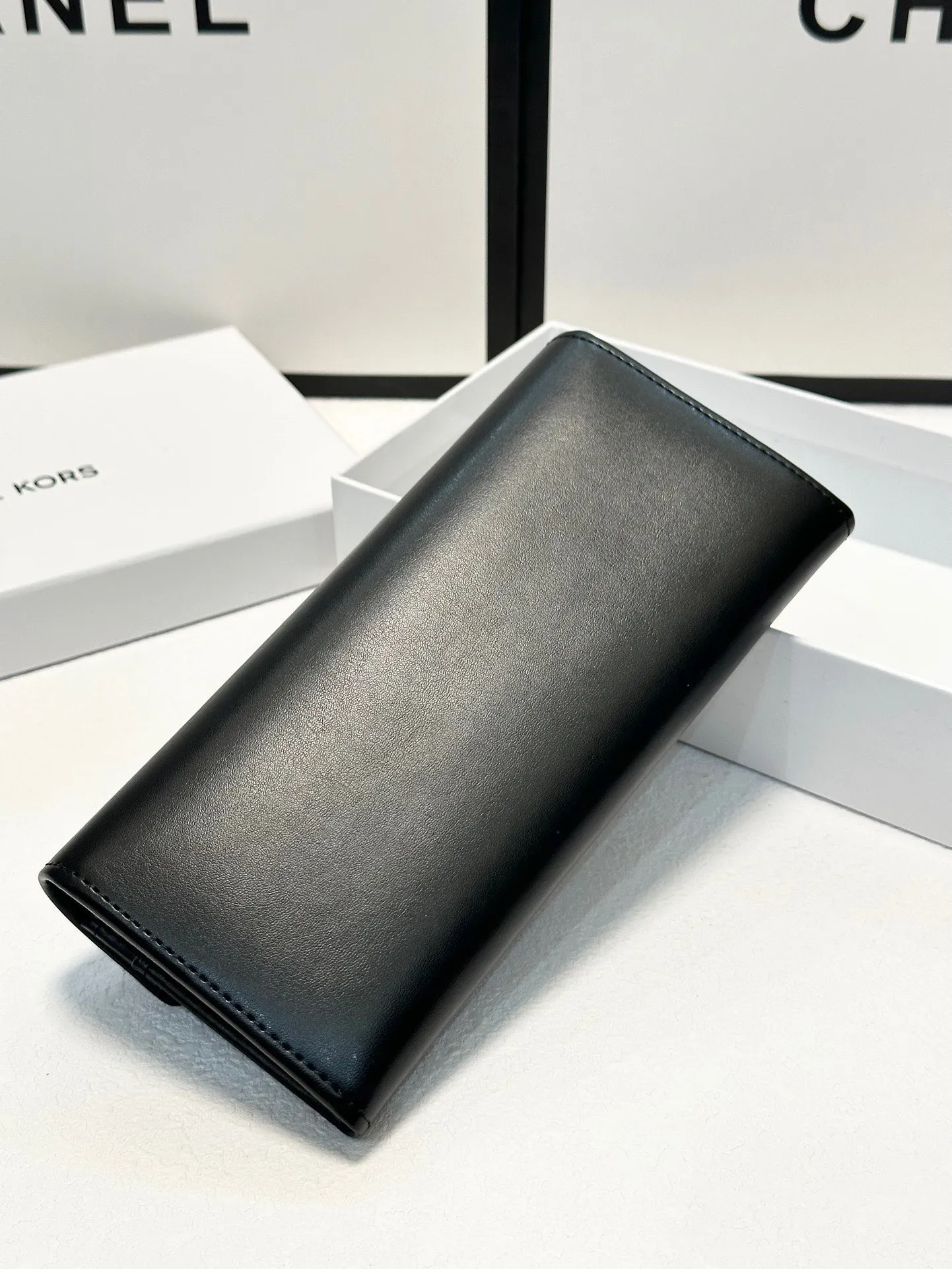 P95🎀🎀颜色 黑🎀尺寸 19x10🎀实拍MK✨优质牛皮🐂手感一流👏时尚设计💋潮版百搭，简约大方，经典永不过时💍长款钱包