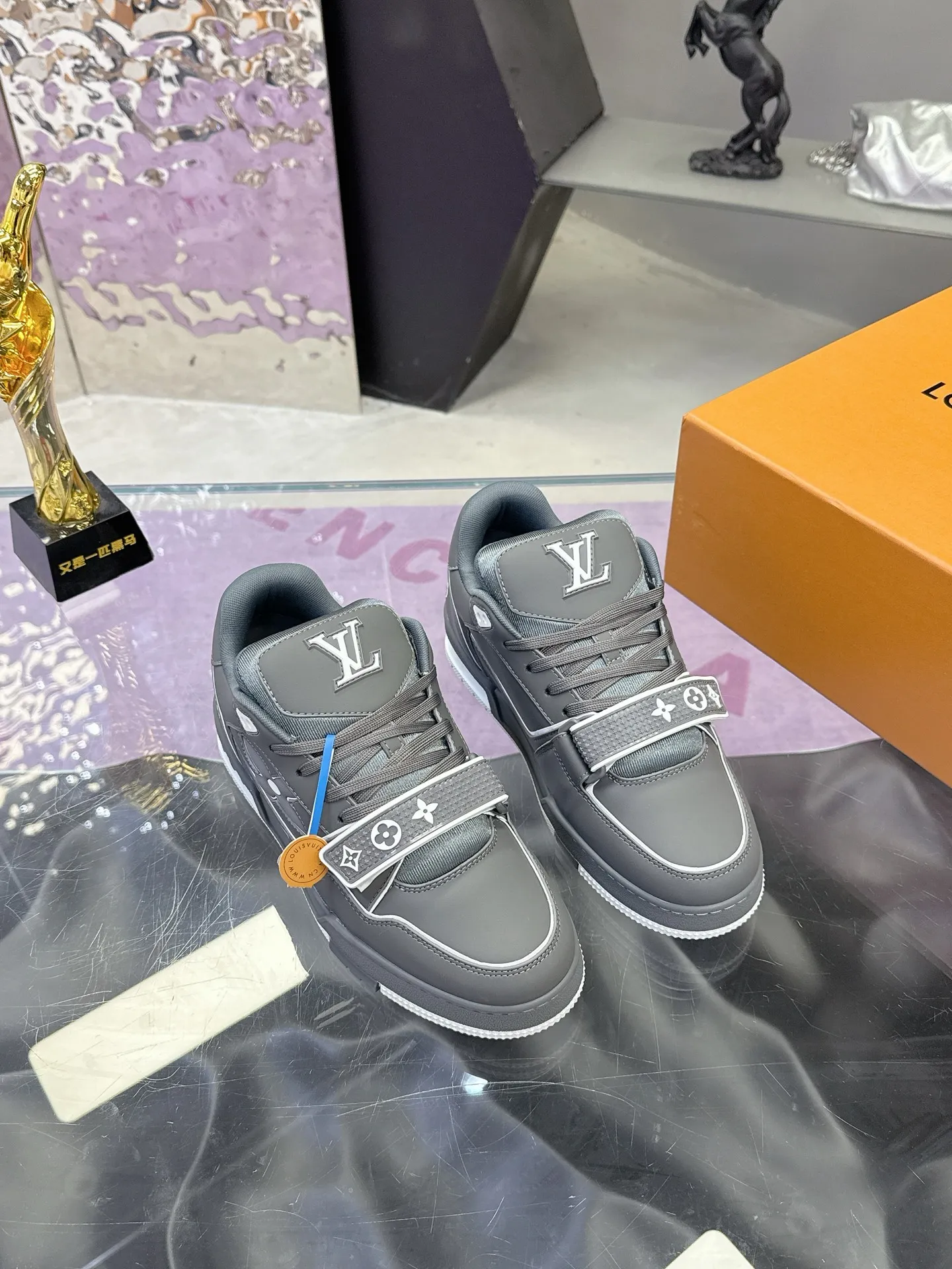 工厂价:350💰 顶级版本LV新款魔术贴 情侣款 LV 路易威登L家 Trainer 25开春/新款 休闲 运动鞋 滑板鞋 LV Trainer 运动鞋的灵感源自复古篮球鞋,代表 Virgil Abloh 的标志性设计理念 展现复古篮球运动鞋的当代演绎。粒面牛皮革 后者与当季成衣系列设计遥相呼应。Monogram 花卉点缀橡胶外底,LV 字母标注鞋舌。 ✔️面料: 原版定制头层牛皮 ✔️内里: 原版定制透气网里 ✔️大底: 双色TPU组合大底 ✔️底厚: 3CM ✔️Size: 35-45